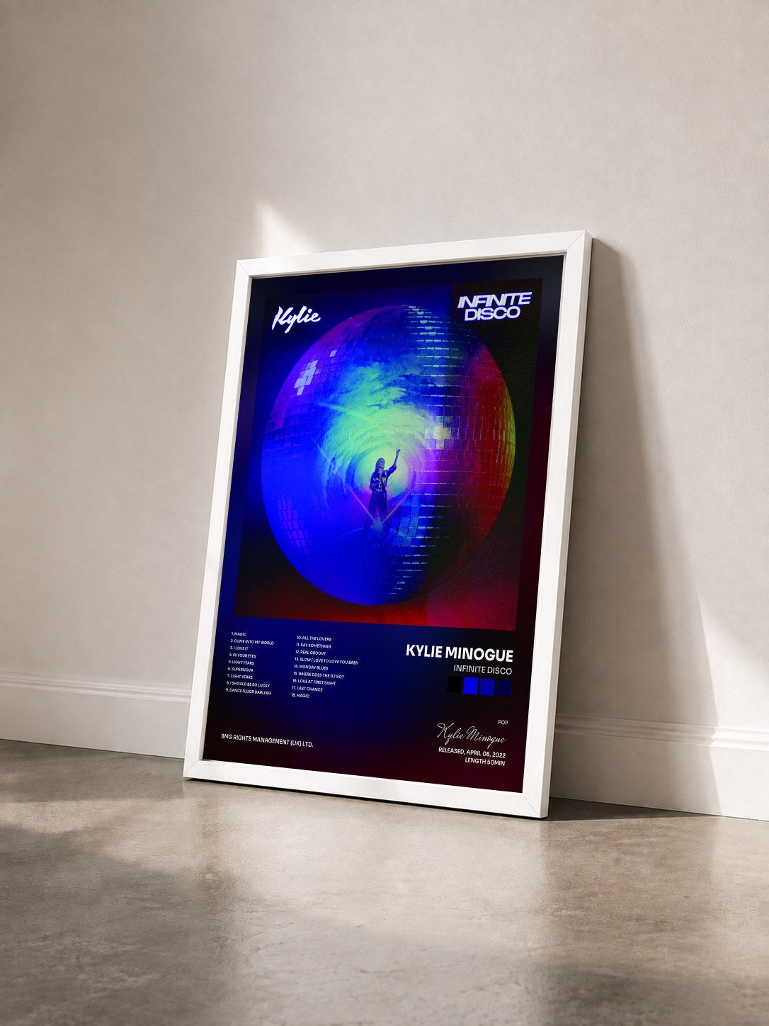 #blanc Tableau de l'album Infinite Disco de Kylie Minogue vu de trois quarts, cadre blanc