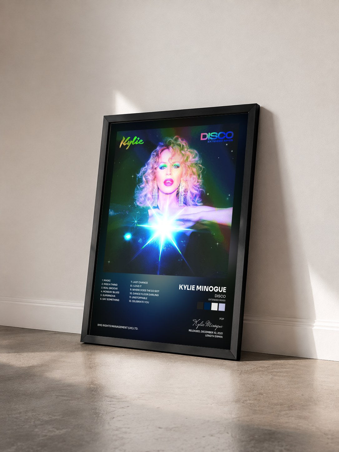 #noir Tableau de l'album DISCO (Extended Mixes) de Kylie Minogue vu de trois quarts, cadre noir
