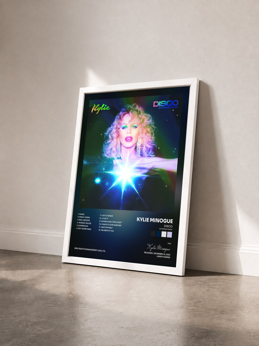 #blanc Tableau de l'album DISCO (Extended Mixes) de Kylie Minogue vu de trois quarts, cadre blanc