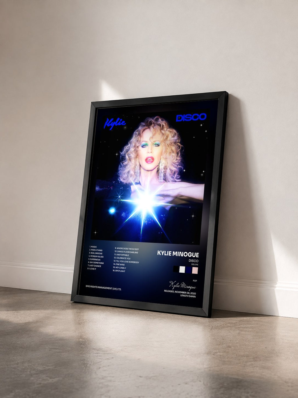 #noir DISCO (Deluxe) di Kylie Minogue in stampa incorniciata vista di tre quarti, cornice nera