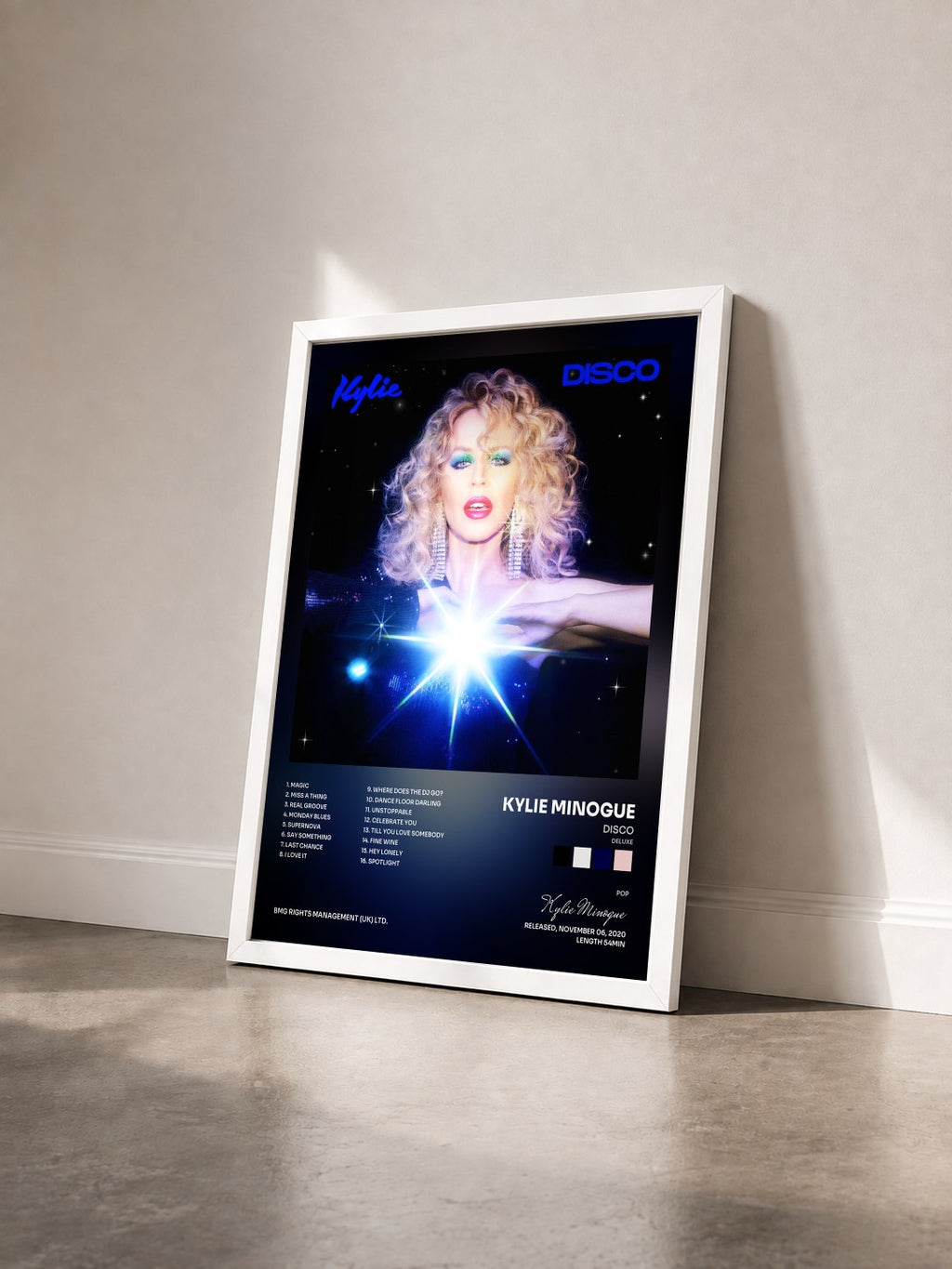 #blanc DISCO (Deluxe) di Kylie Minogue in stampa incorniciata vista di tre quarti, cornice bianca