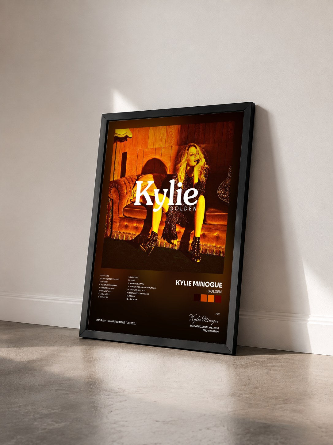 #noir Tableau de l'album Golden de Kylie Minogue vu de trois quarts, cadre noir
