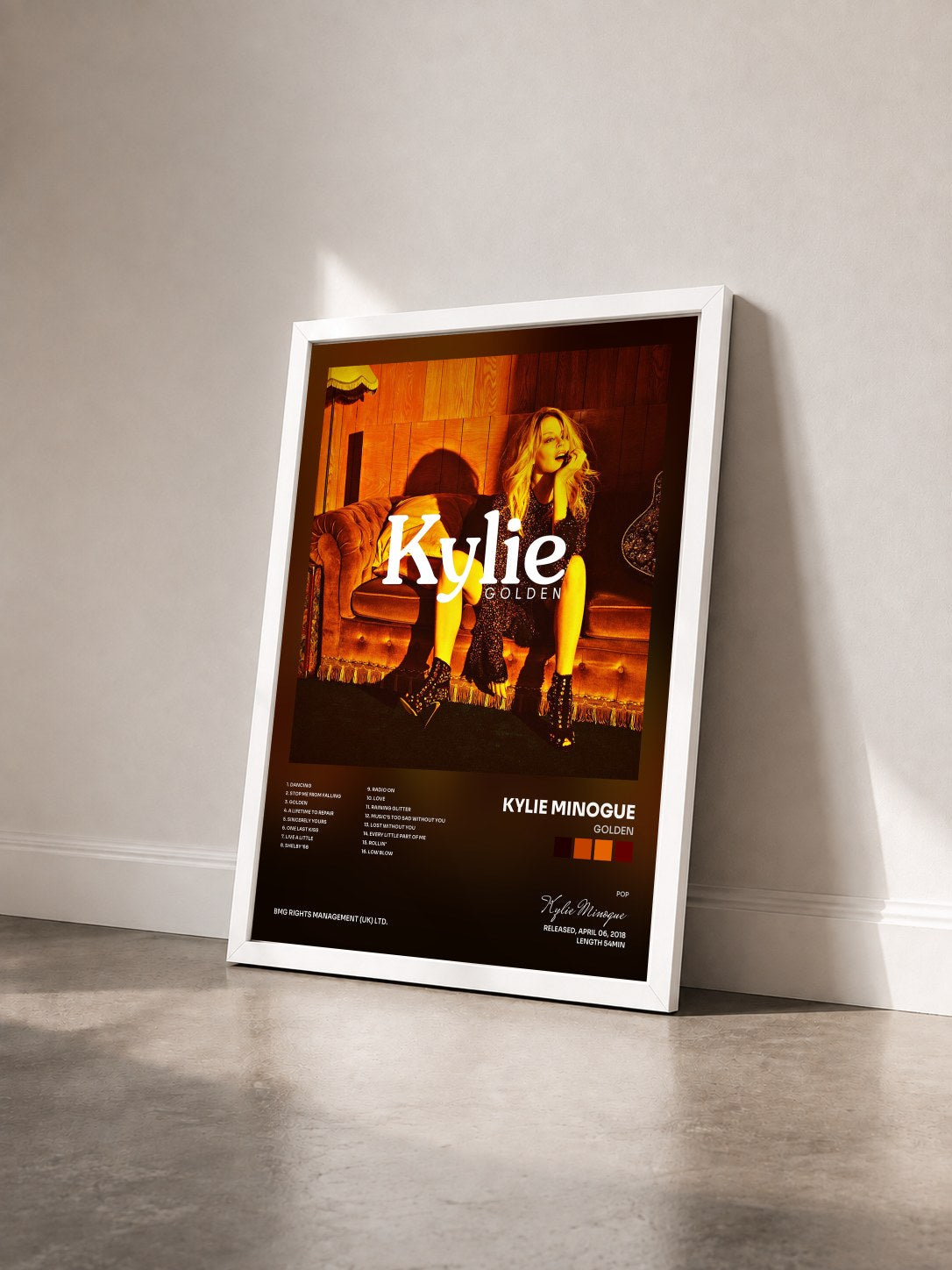 #blanc Tableau de l'album Golden de Kylie Minogue vu de trois quarts, cadre blanc