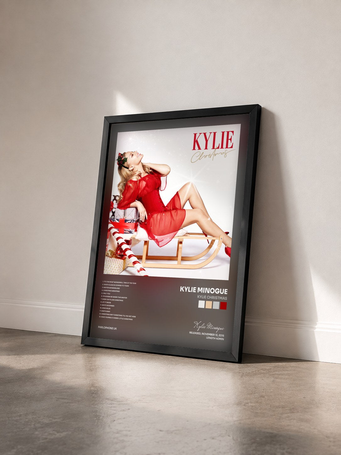 #noir Tableau de l'album Kylie Christmas de Kylie Minogue vu de trois quarts, cadre noir