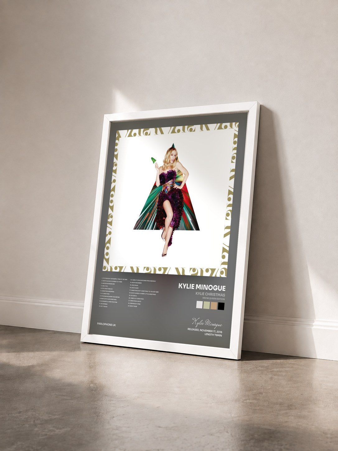 #blanc Tableau de l'album Kylie Christmas (Snow Queen Edition) de Kylie Minogue vu de trois quarts, cadre blanc