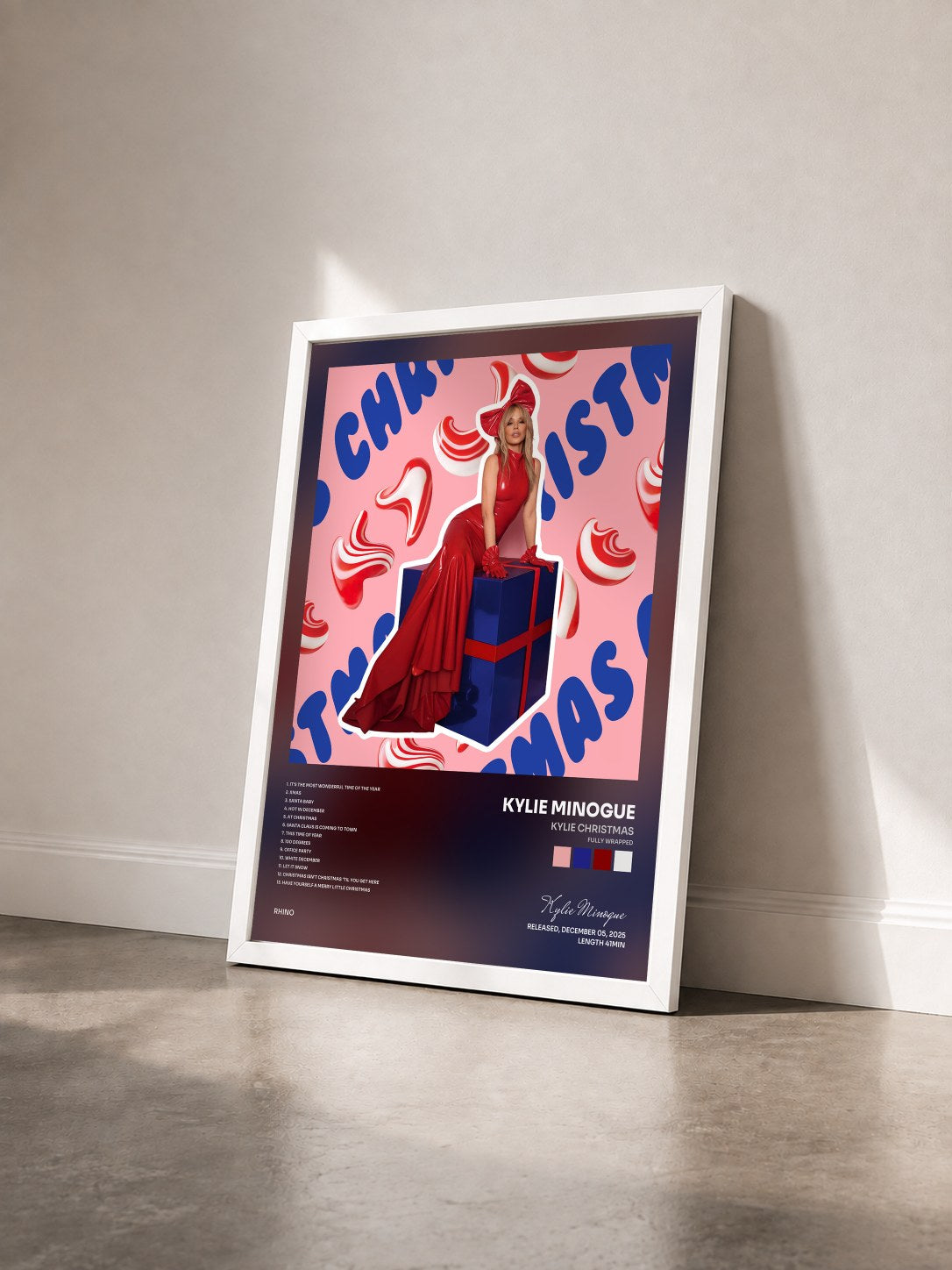 #blanc Tableau de l'album Kylie Christmas (Fully Wrapped) de Kylie Minogue vu de trois quarts, cadre blanc