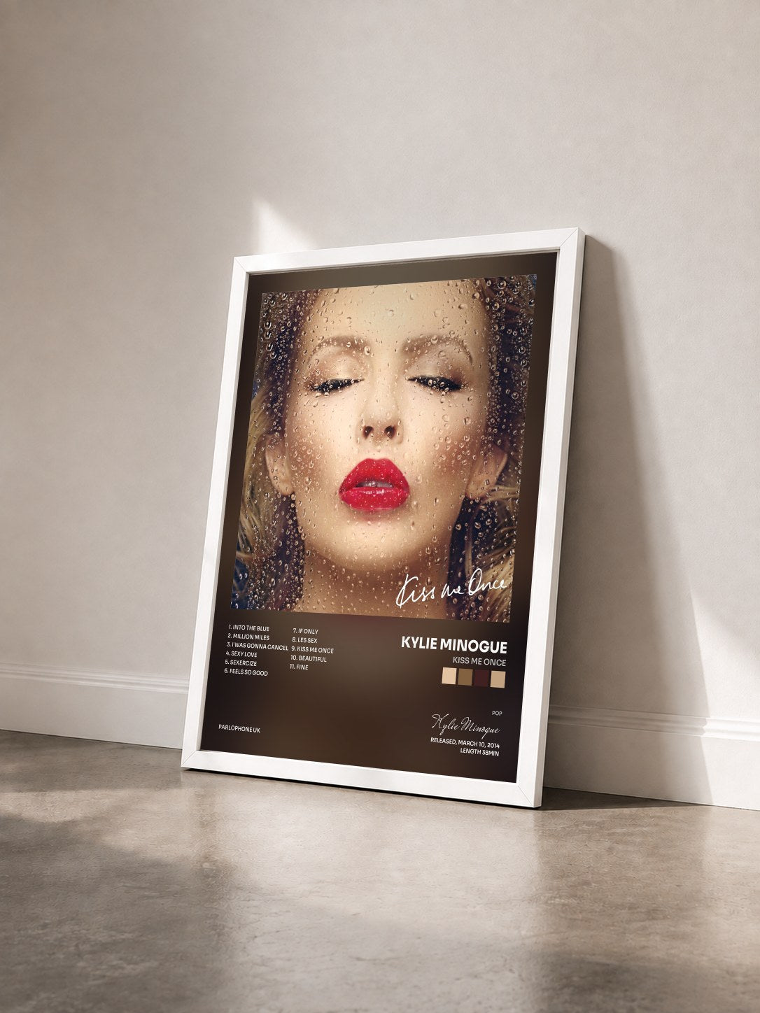 #blanc Tableau de l'album Kiss Me Once de Kylie Minogue vu de trois quarts, cadre blanc