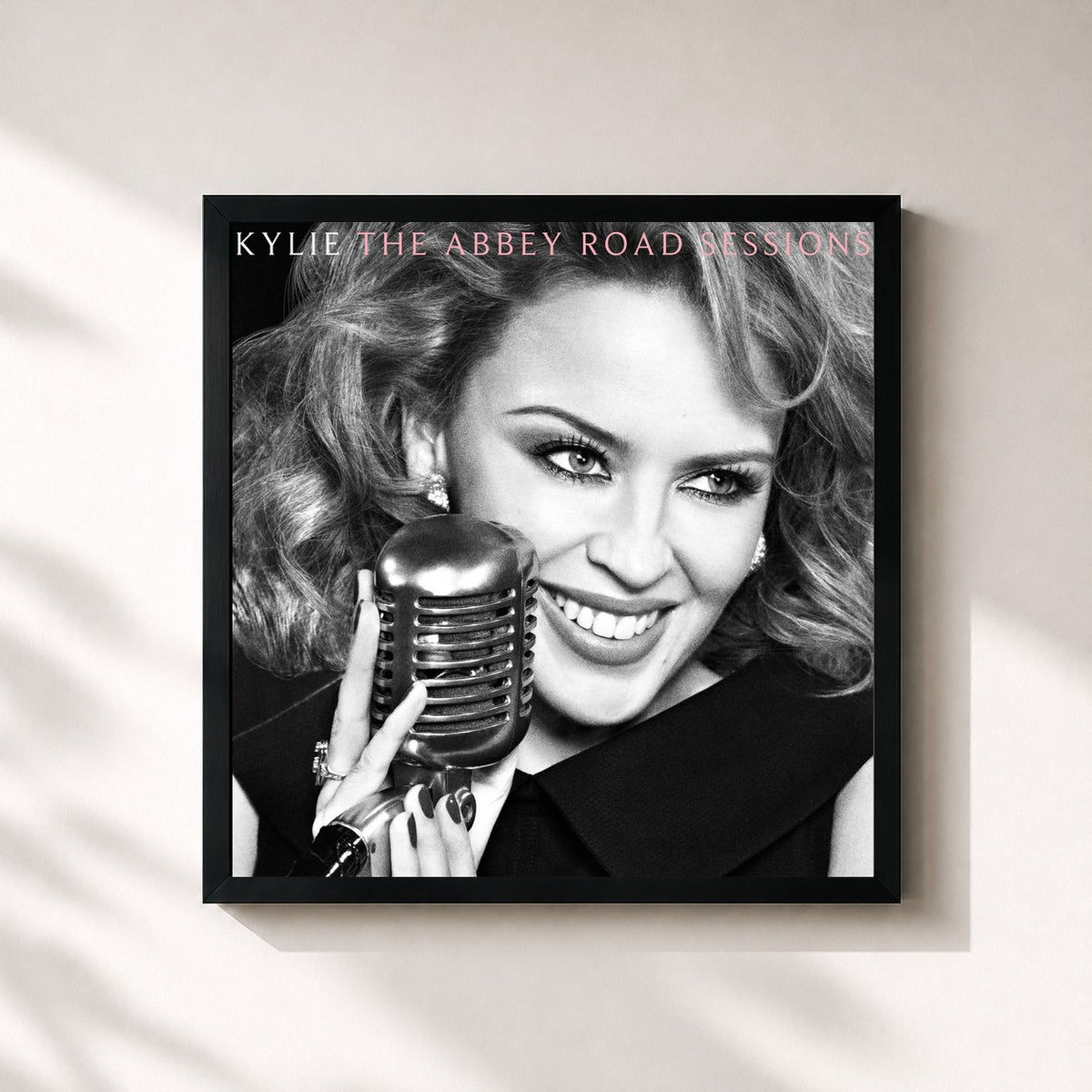 #noir Tableau carré de l'album The Abbey Road Sessions de Kylie Minogue, cadre noir 32x32 cm