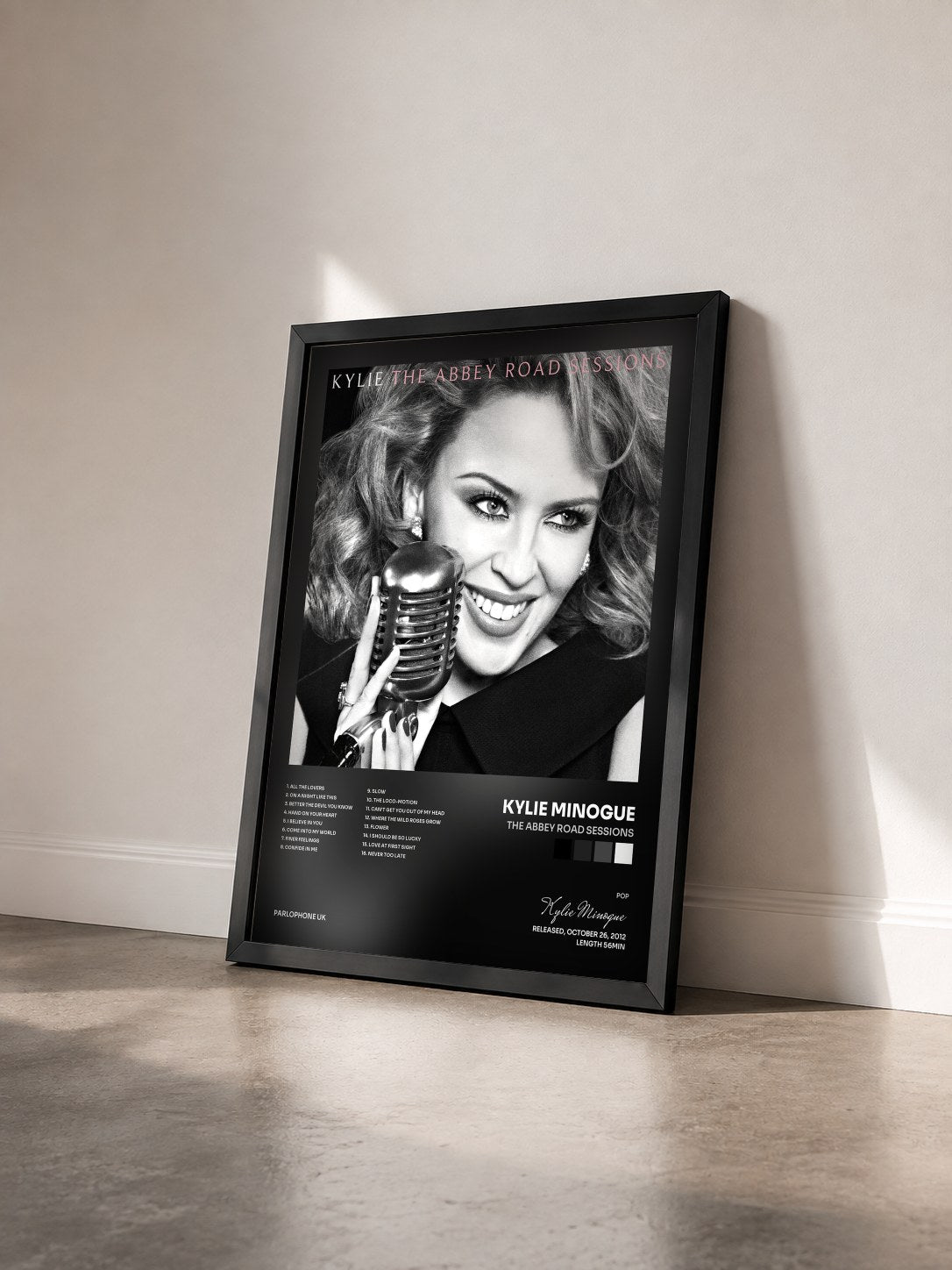 #noir Tableau de l'album The Abbey Road Sessions de Kylie Minogue vu de trois quarts, cadre noir