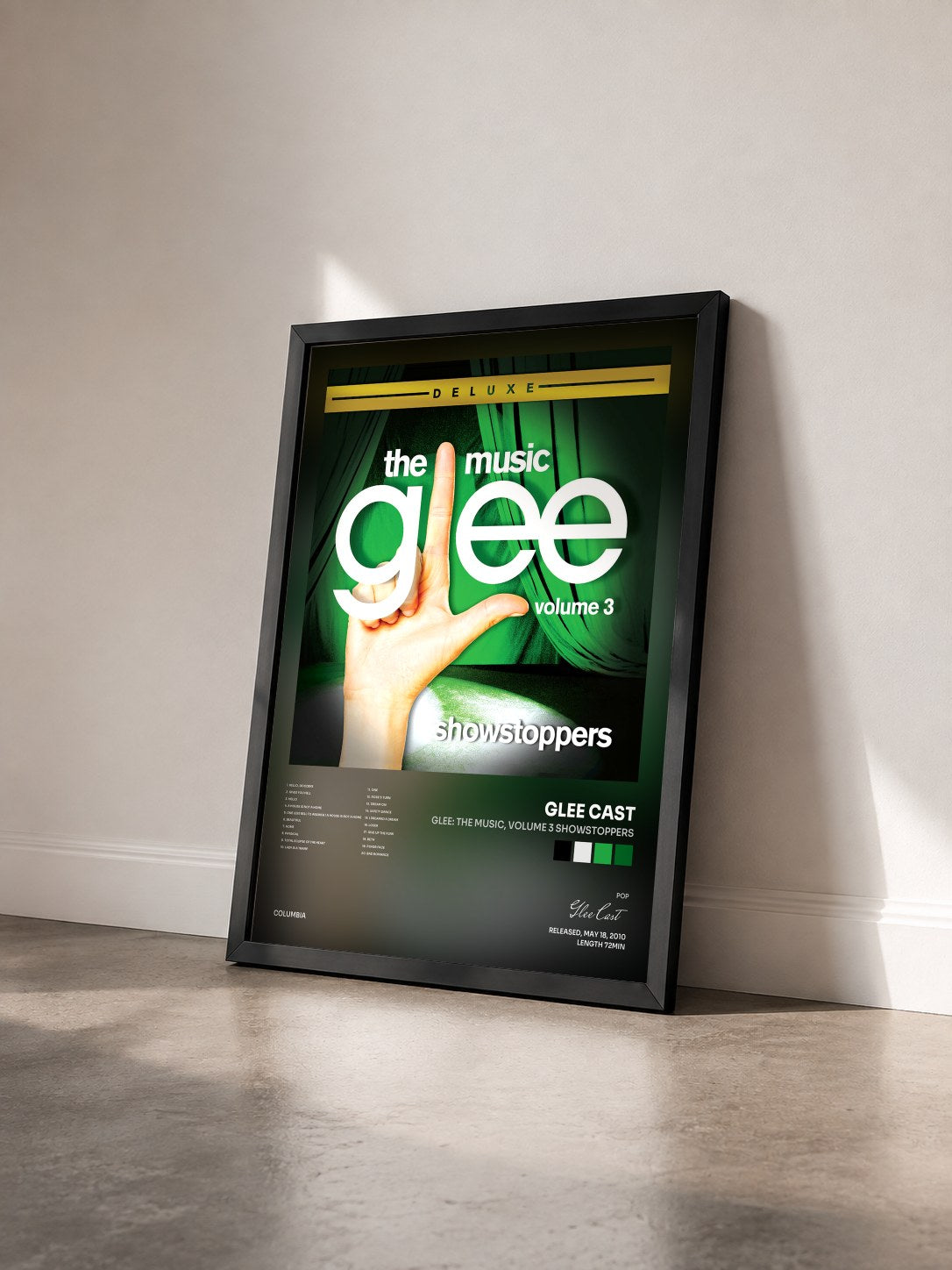 #noir Tableau de l'album Glee: The Music, Volume 3 Showstoppers de Glee Cast vu de trois quarts, cadre noir