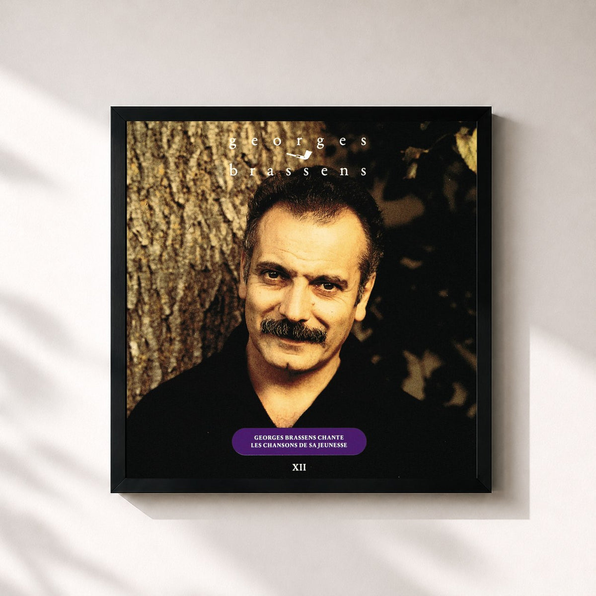 #noir Chante Les Chansons De Sa Jeunesse di Georges Brassens in stampa quadrata incorniciata, cornice nera 32x32 cm