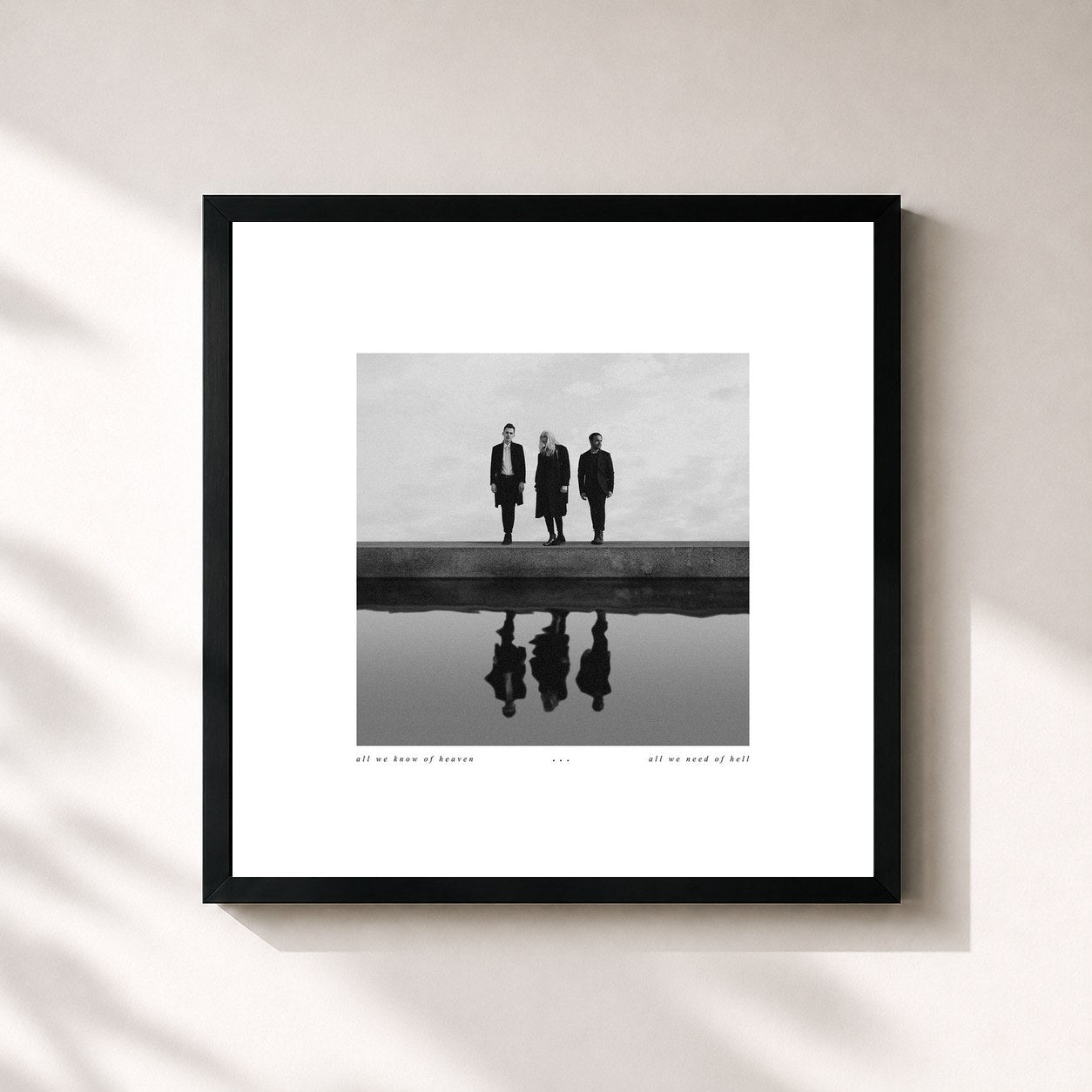 #noir Tableau carré de l'album All We Know of Heaven, All We Need of Hell de PVRIS, cadre noir 32x32 cm