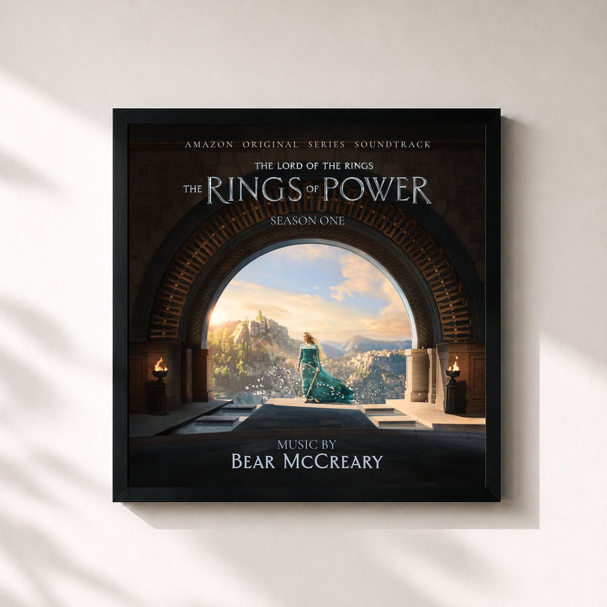 #noir Tableau carré de l'album The Lord of the Rings: The Rings of Power (Season One: Amazon Original Series Soundtrack) de Bear McCreary, cadre noir 32x32 cm