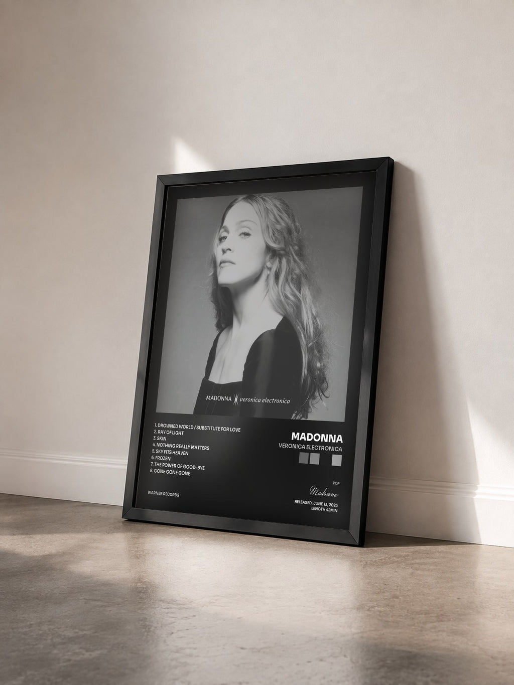 #noir Tableau de l'album Veronica Electronica de Madonna vu de trois quarts, cadre noir