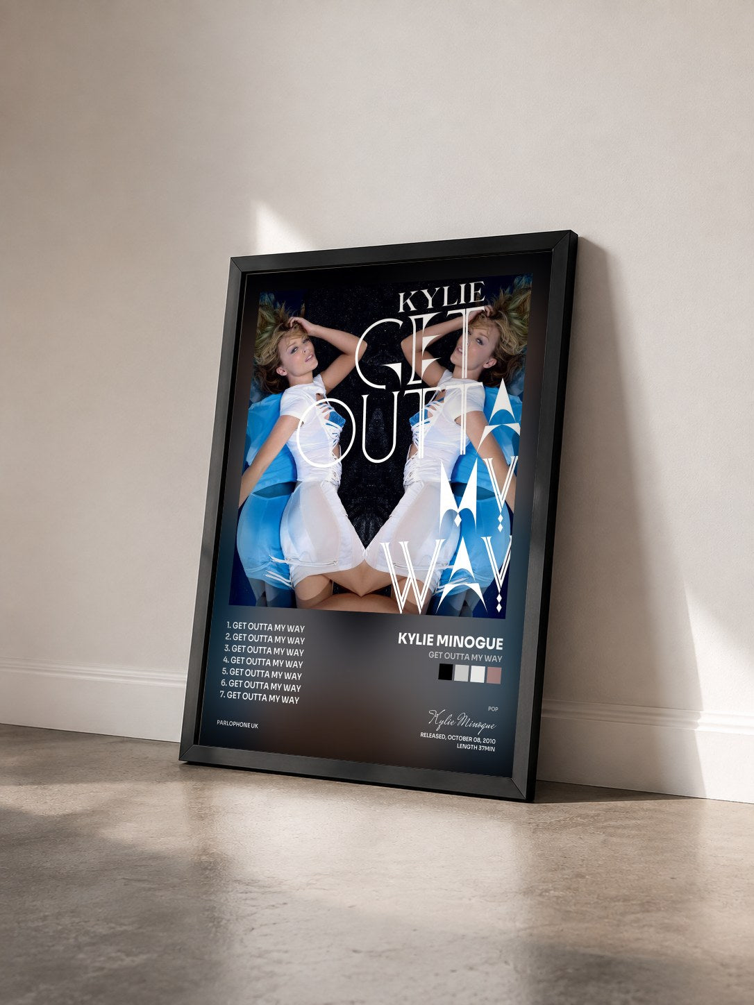 #noir Tableau de l'album Get Outta My Way de Kylie Minogue vu de trois quarts, cadre noir