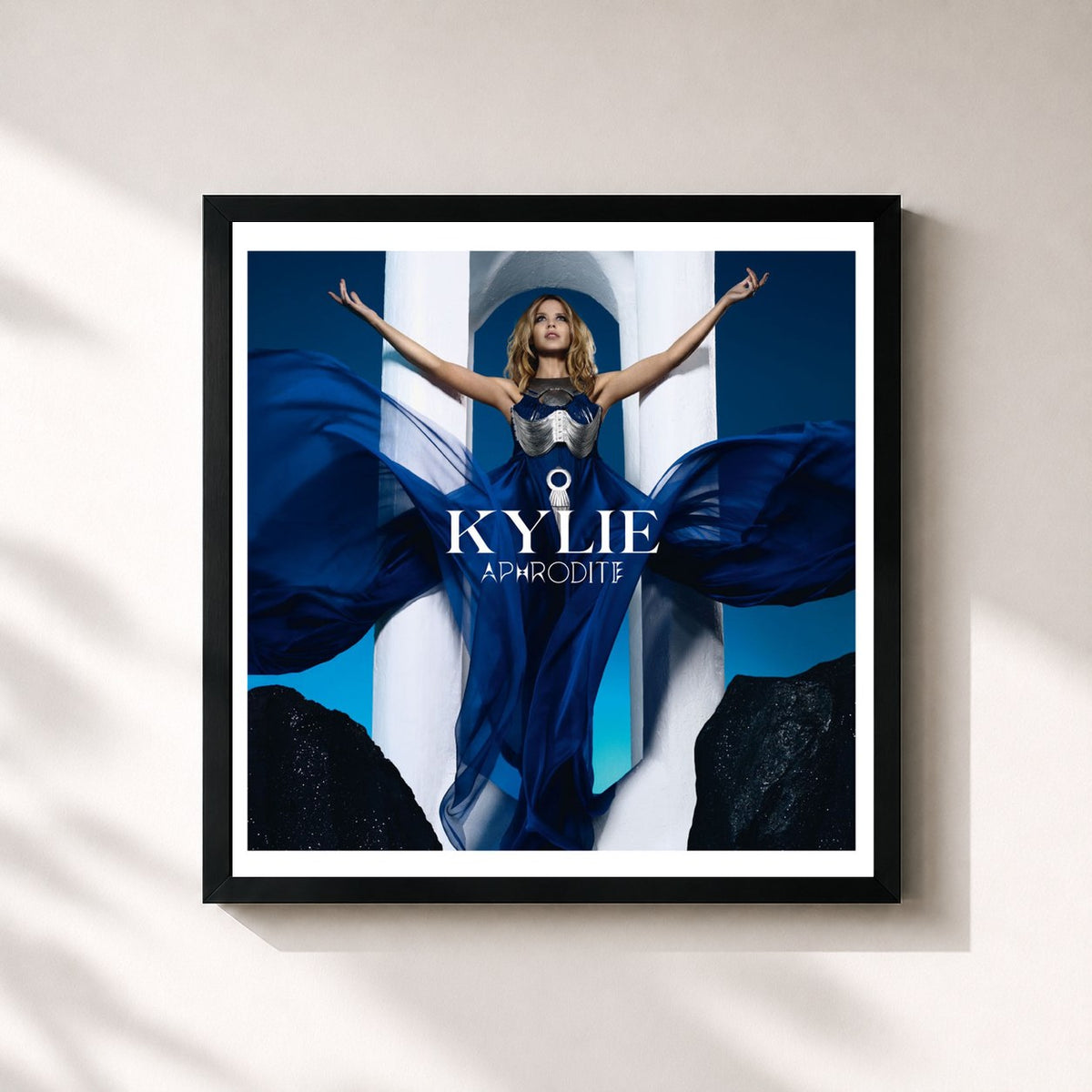 #noir Tableau carré de l'album Aphrodite de Kylie Minogue, cadre noir 32x32 cm