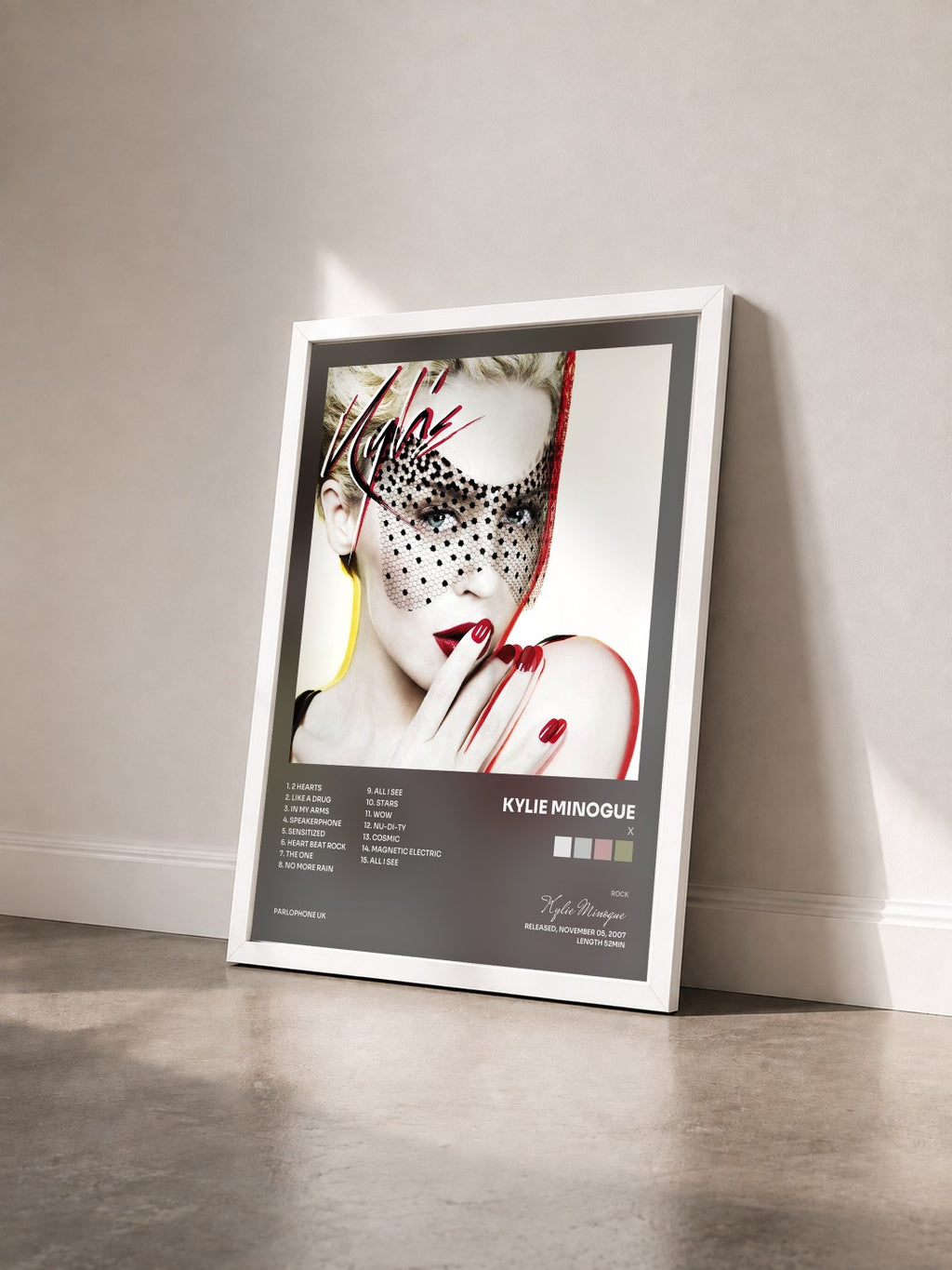 #blanc Tableau de l'album X de Kylie Minogue vu de trois quarts, cadre blanc
