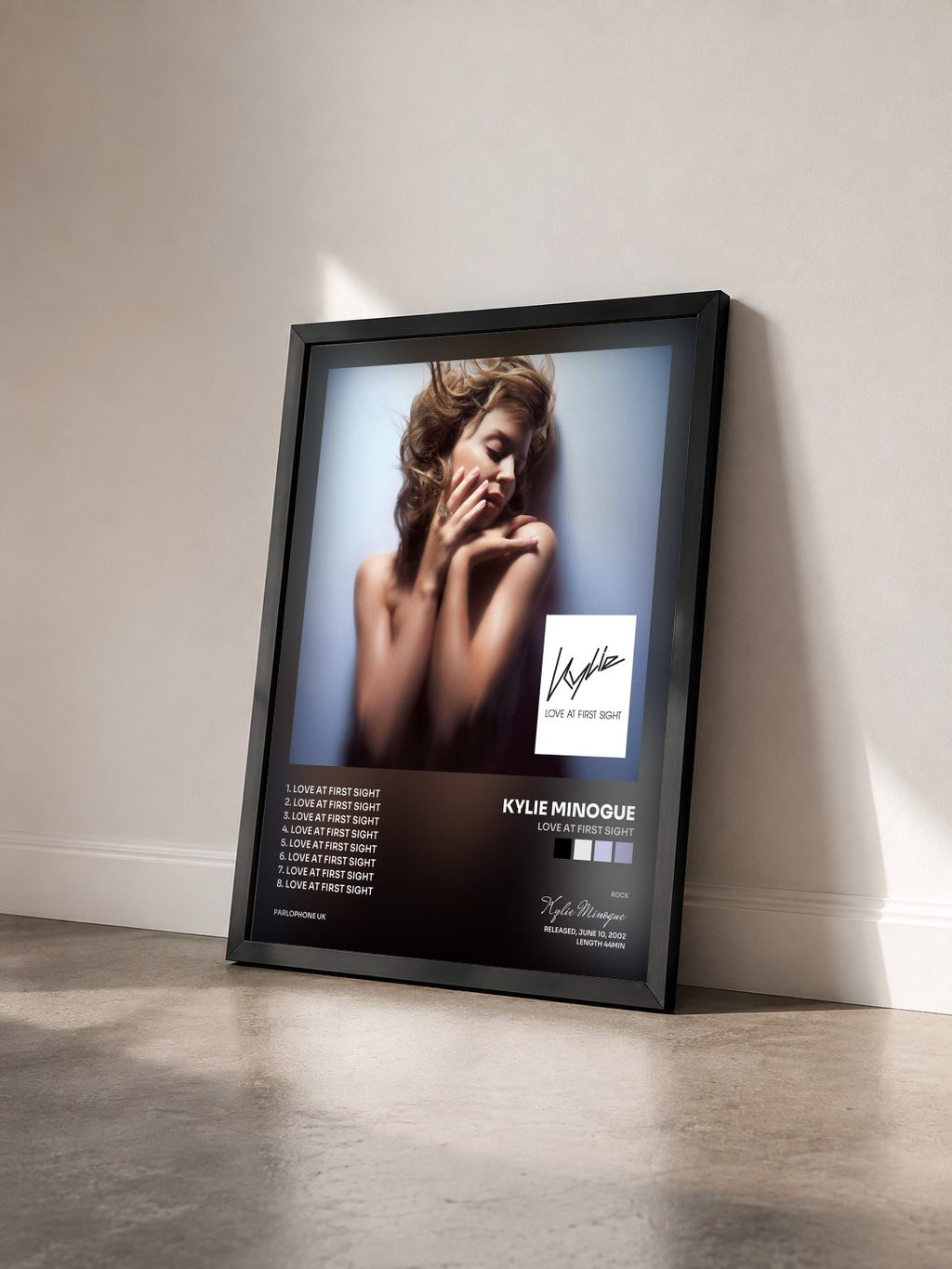 #noir Love at First Sight di Kylie Minogue in stampa incorniciata vista di tre quarti, cornice nera