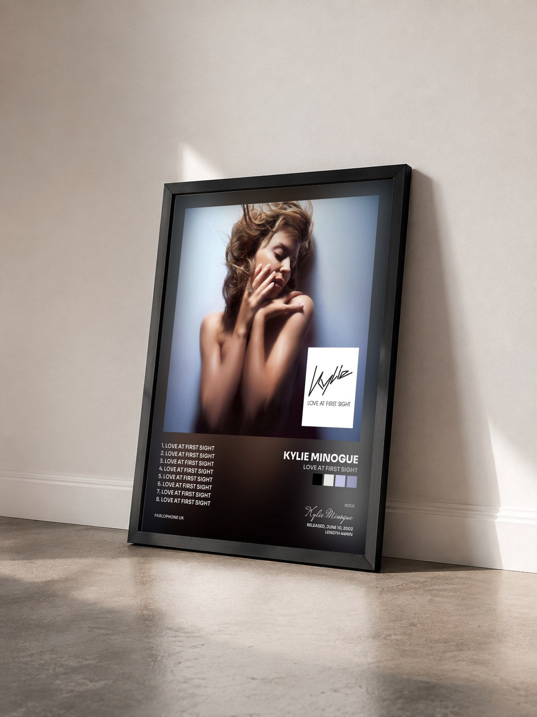 #noir Tableau de l'album Love at First Sight de Kylie Minogue vu de trois quarts, cadre noir