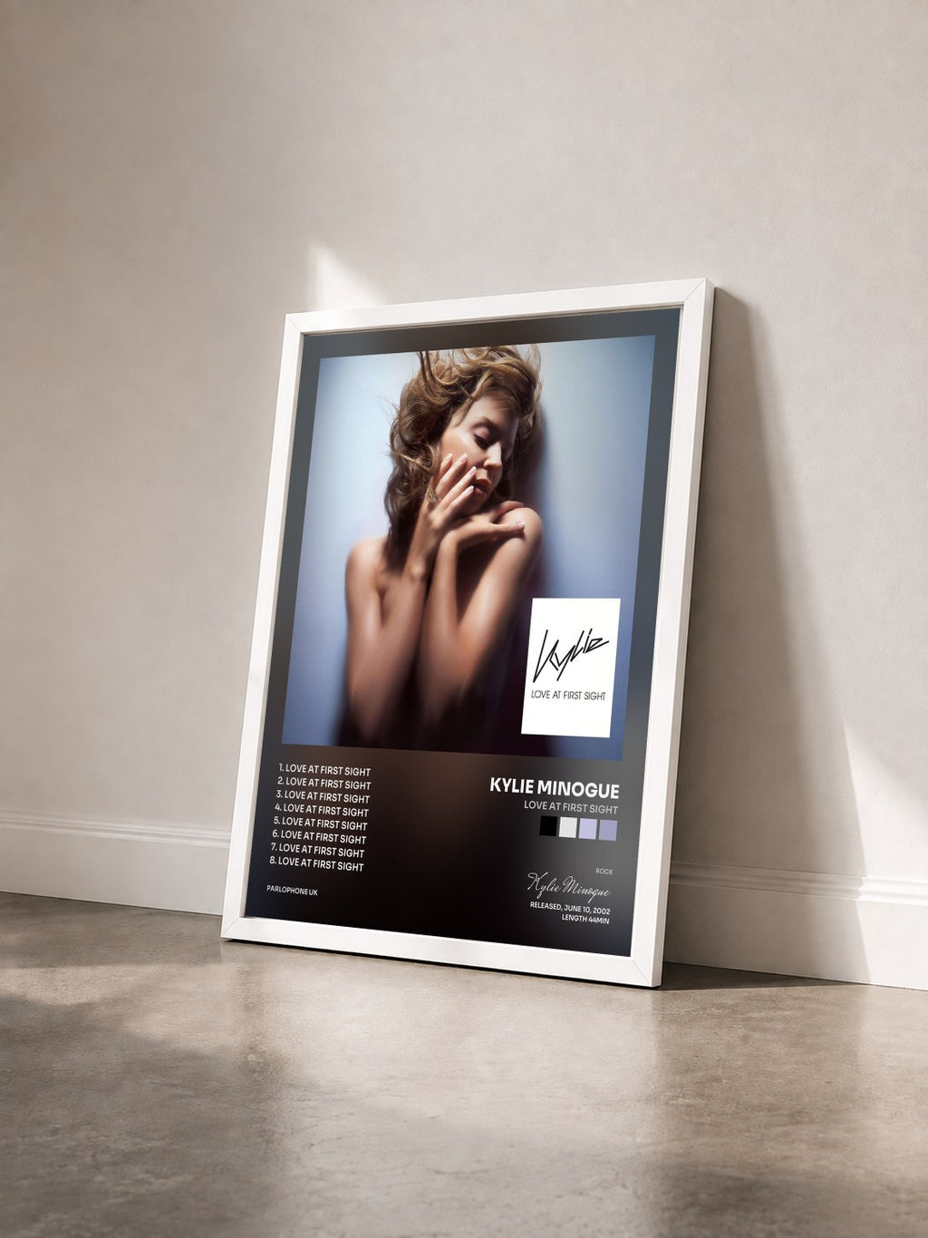 #blanc Love at First Sight di Kylie Minogue in stampa incorniciata vista di tre quarti, cornice bianca