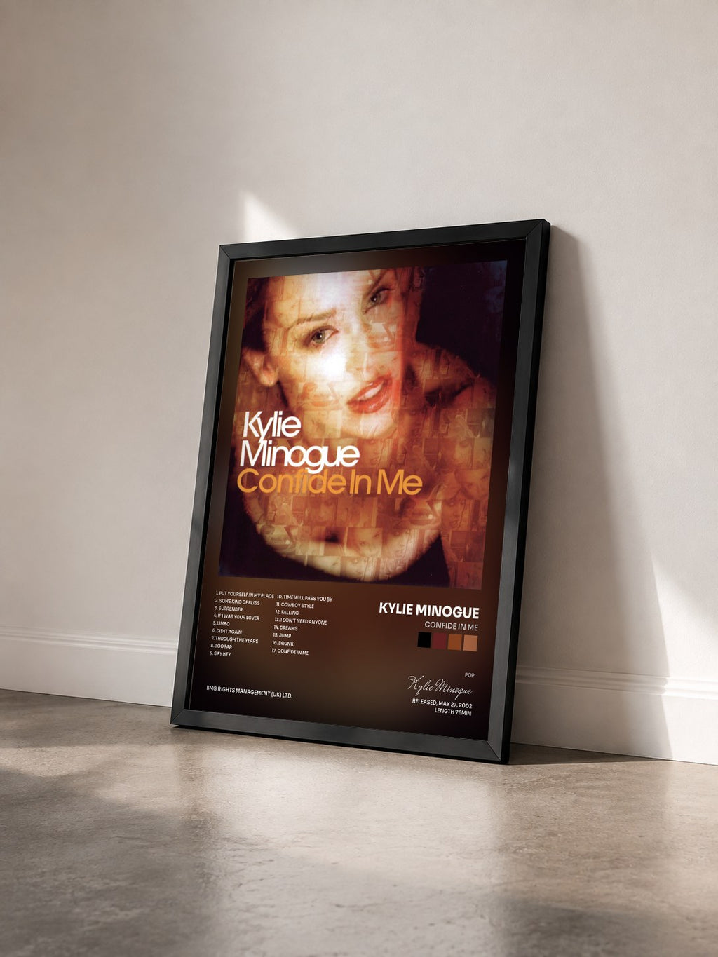 #noir Tableau de l'album Confide in Me de Kylie Minogue vu de trois quarts, cadre noir