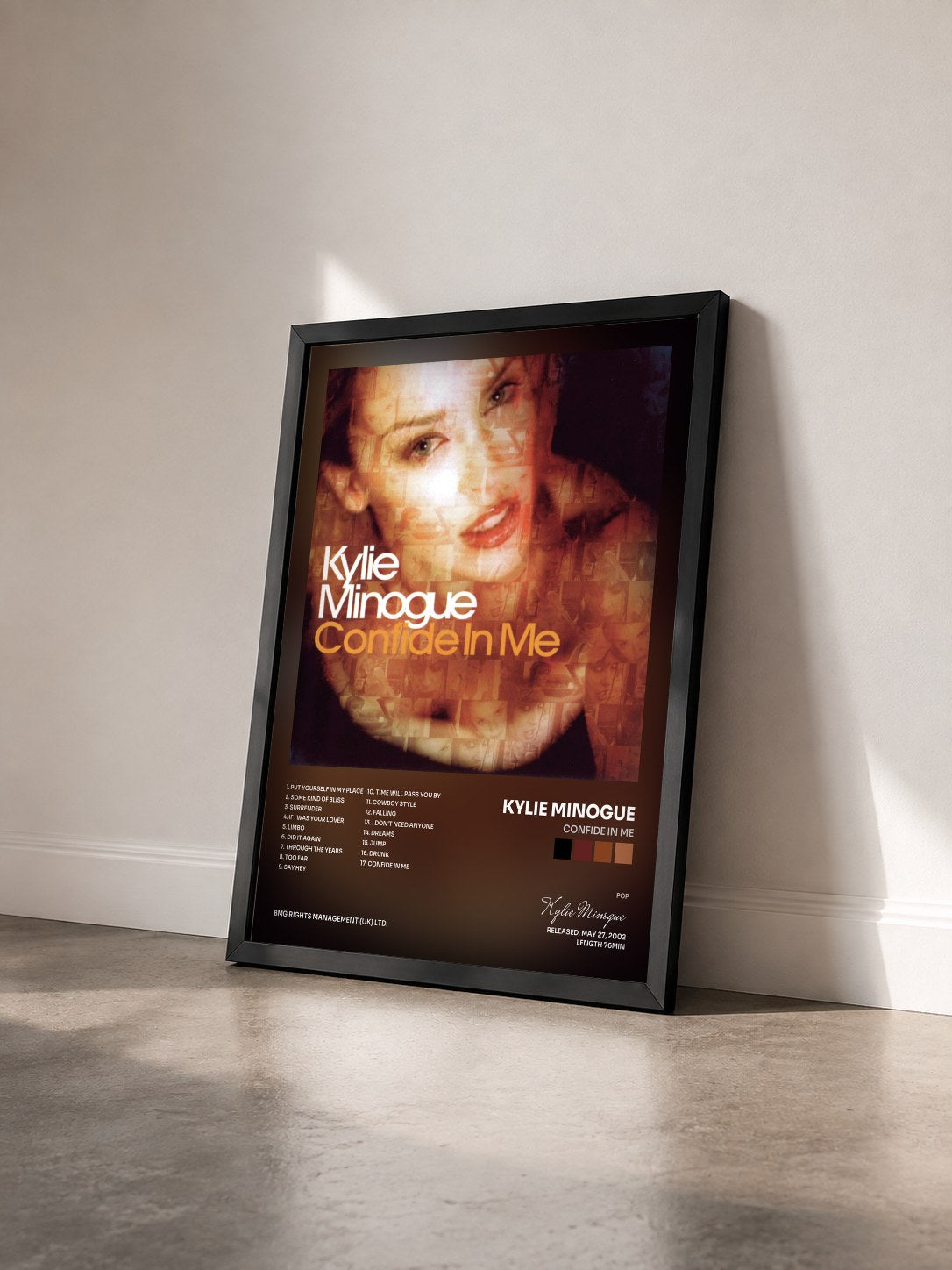 #noir Tableau de l'album Confide in Me de Kylie Minogue vu de trois quarts, cadre noir