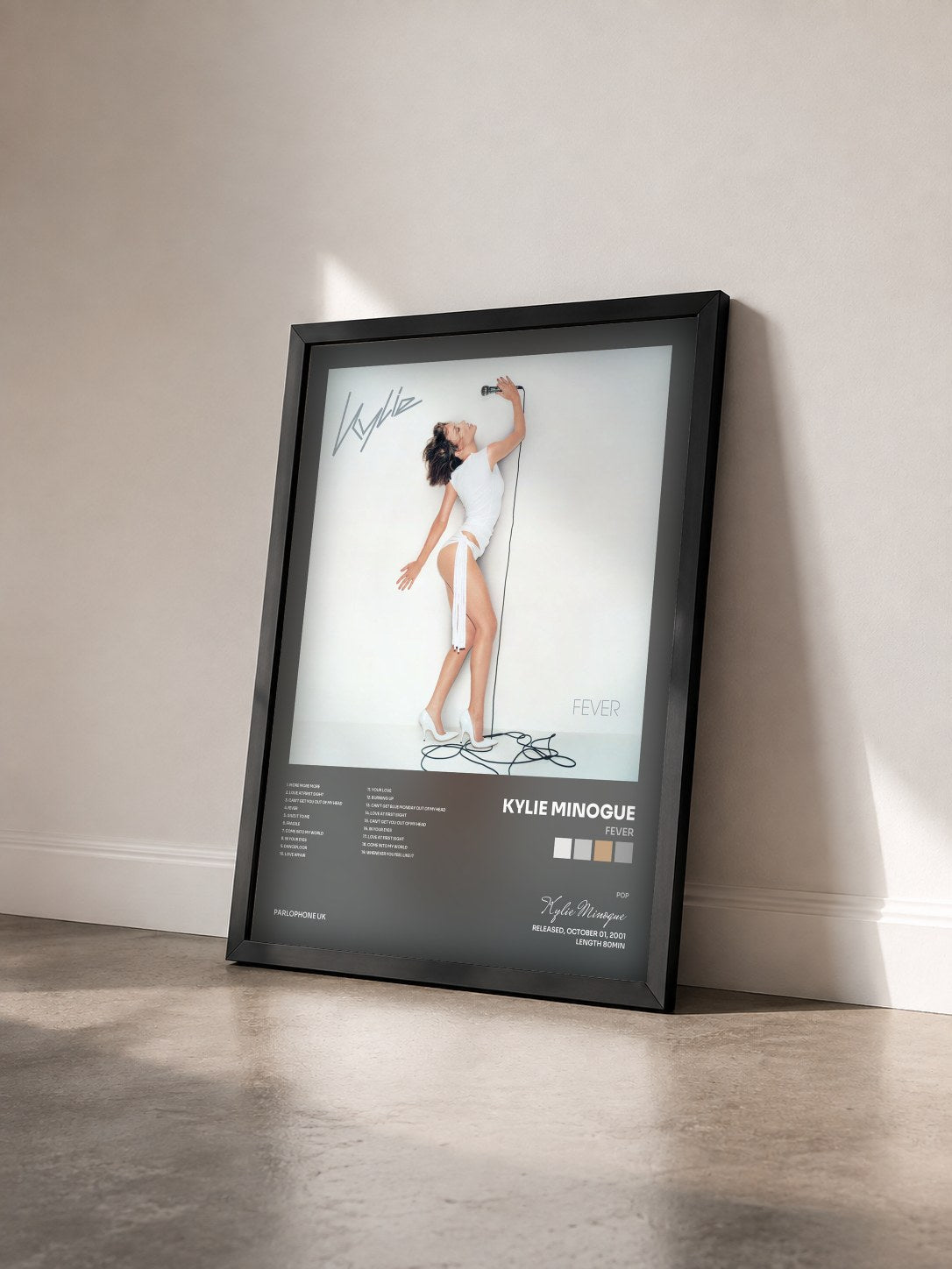 #noir Tableau de l'album Fever de Kylie Minogue vu de trois quarts, cadre noir