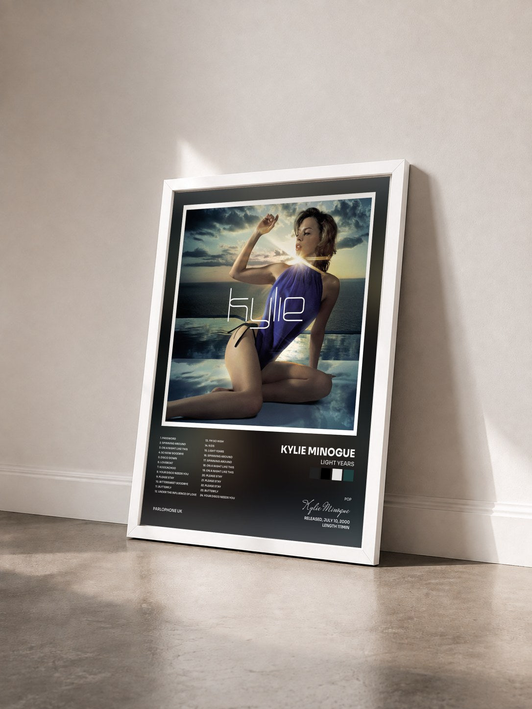 #blanc Tableau de l'album Light Years de Kylie Minogue vu de trois quarts, cadre blanc
