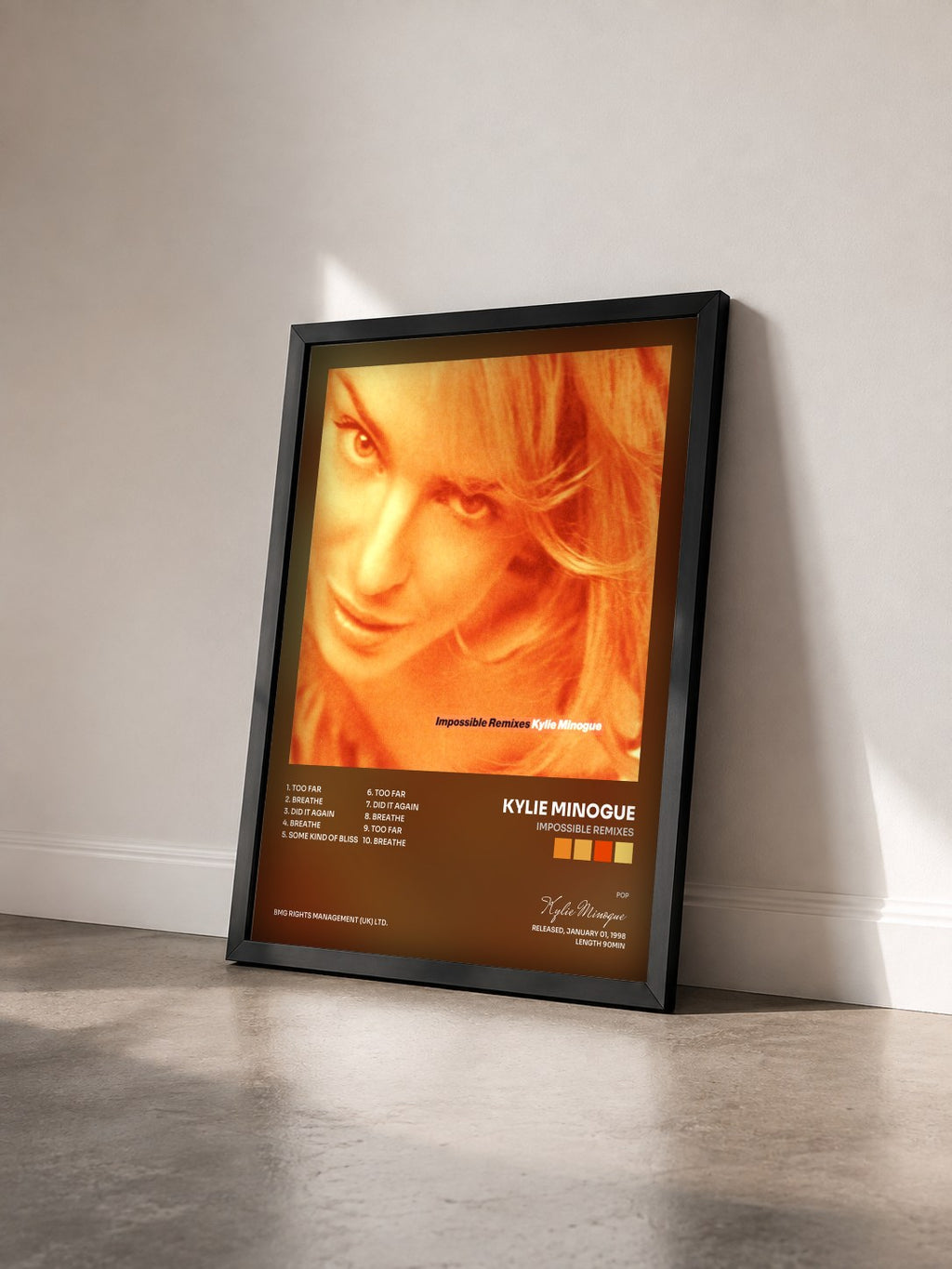 #noir Tableau de l'album Impossible Remixes de Kylie Minogue vu de trois quarts, cadre noir