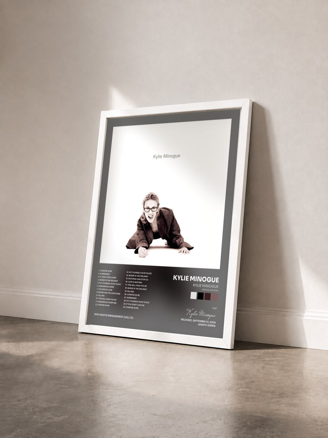 #blanc Tableau de l'album Kylie Minogue (Special Edition) de Kylie Minogue vu de trois quarts, cadre blanc