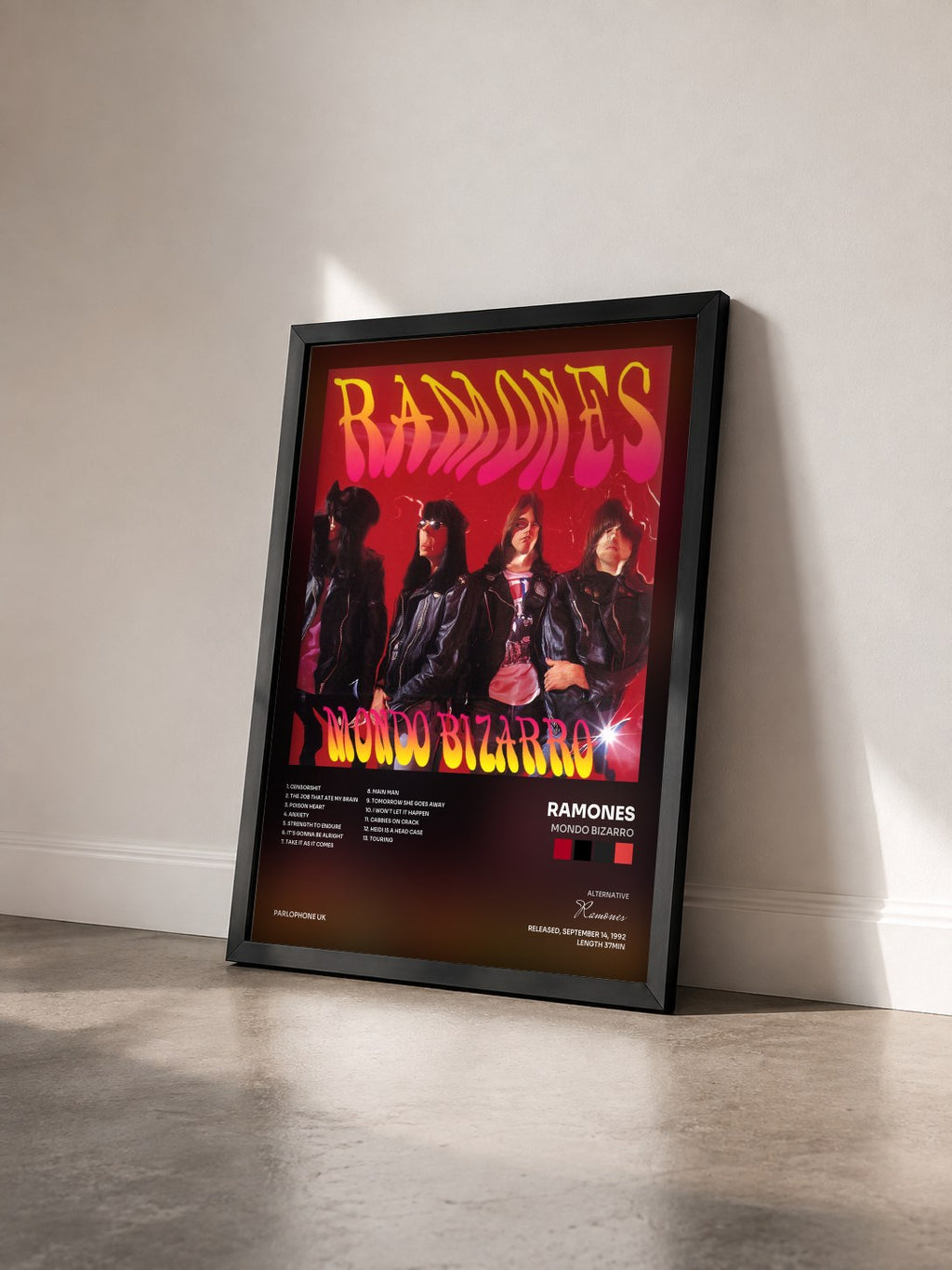 #noir Mondo Bizarro von Ramones als gerahmter Kunstdruck von schräg gesehen, schwarzer Rahmen