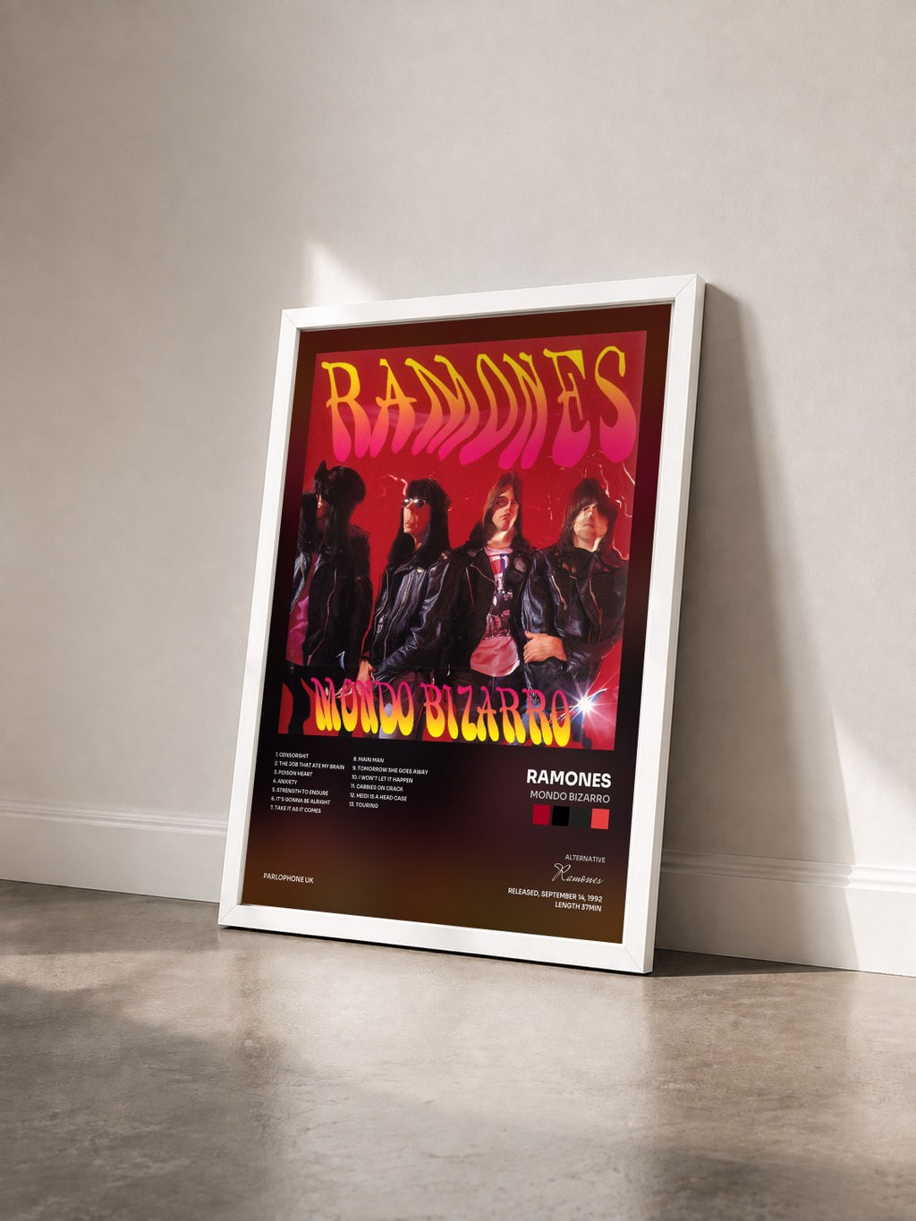 #blanc Mondo Bizarro von Ramones als gerahmter Kunstdruck von schräg gesehen, weißer Rahmen