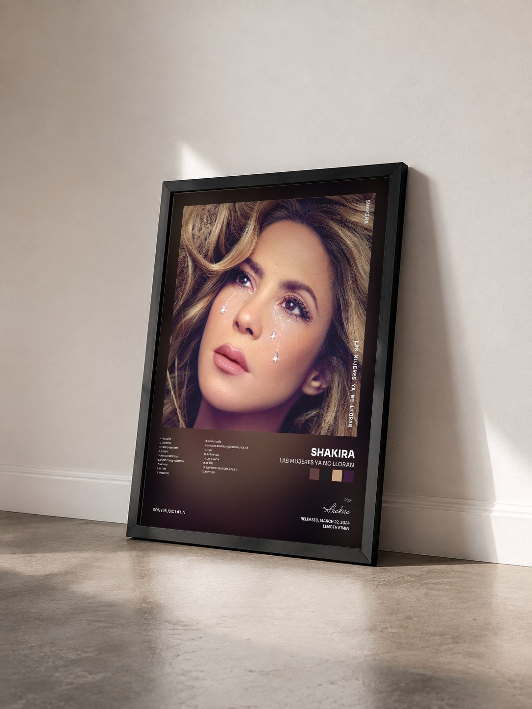 #noir Tableau de l'album Las Mujeres Ya No Lloran de Shakira vu de trois quarts, cadre noir