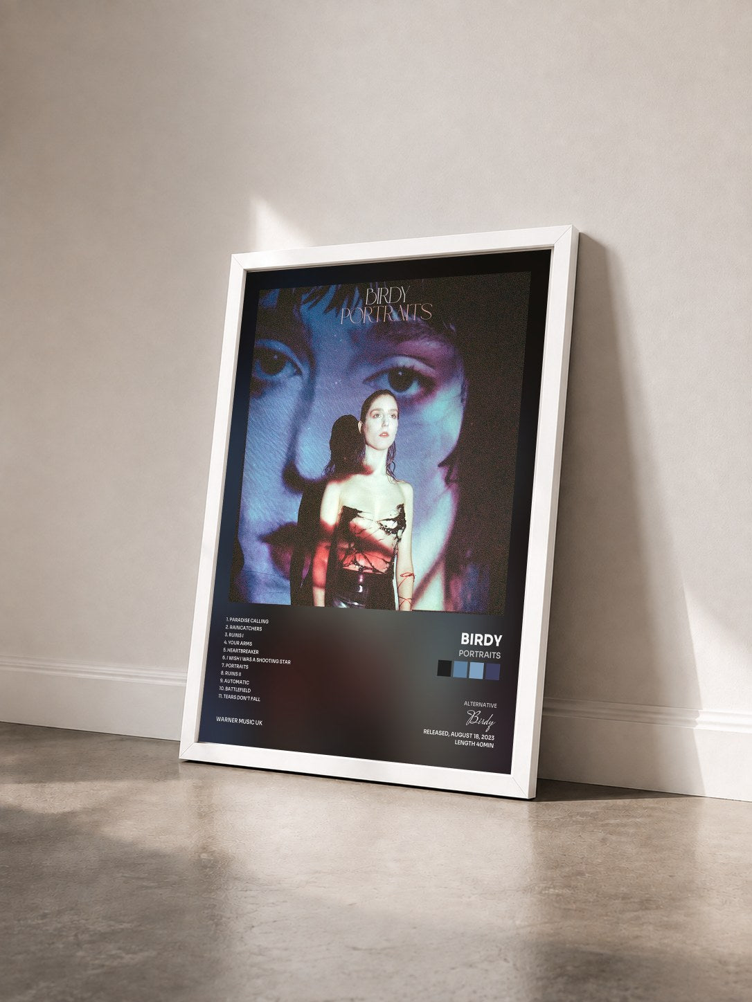 #blanc Tableau de l'album Portraits de Birdy vu de trois quarts, cadre blanc