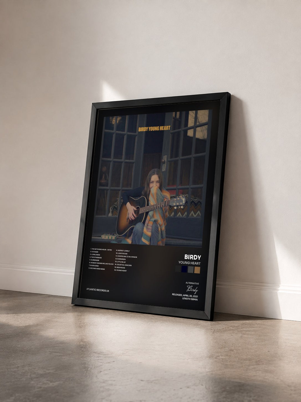 #noir Tableau de l'album Young Heart de Birdy vu de trois quarts, cadre noir