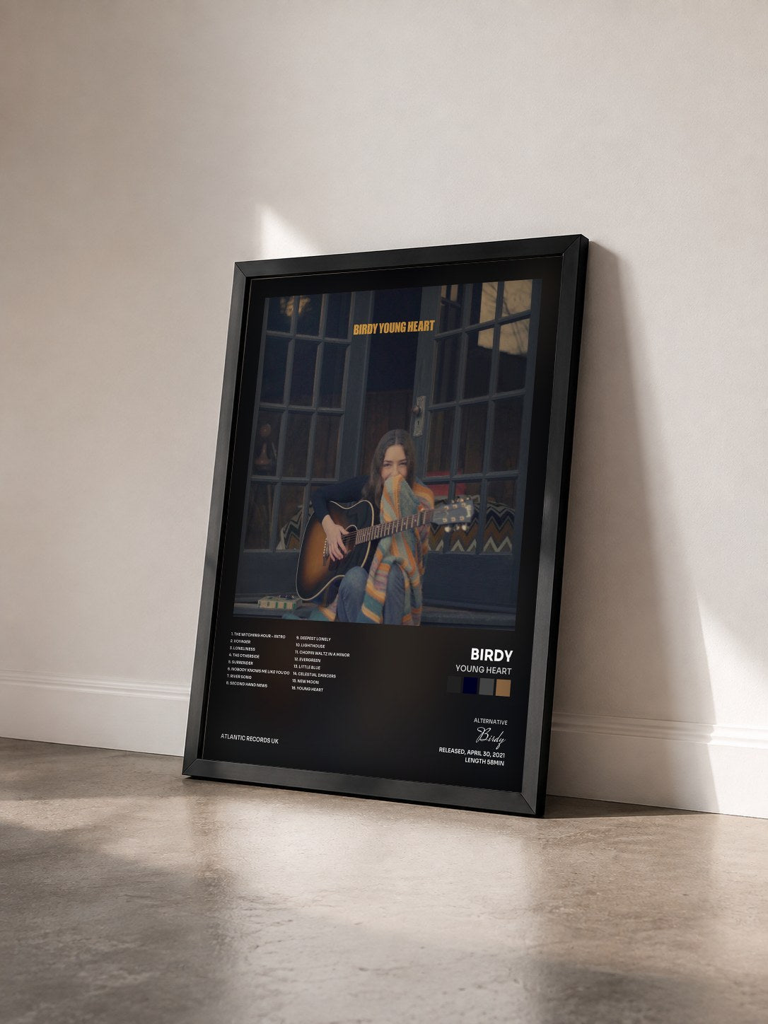 #noir Tableau de l'album Young Heart de Birdy vu de trois quarts, cadre noir