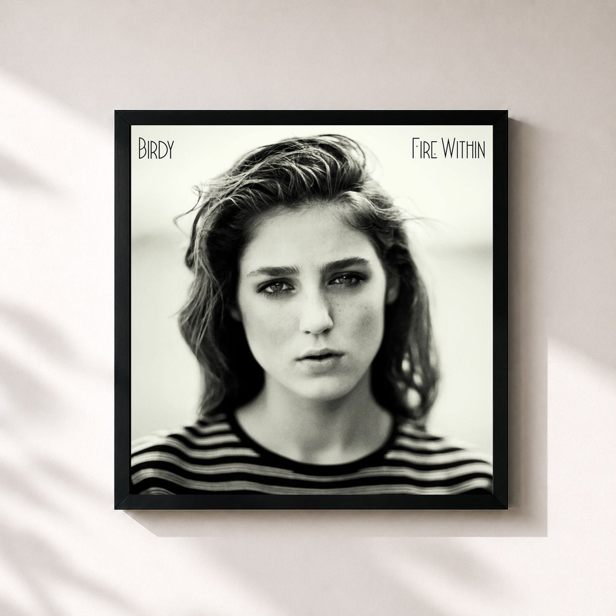 #noir Tableau carré de l'album Fire Within de Birdy, cadre noir 32x32 cm