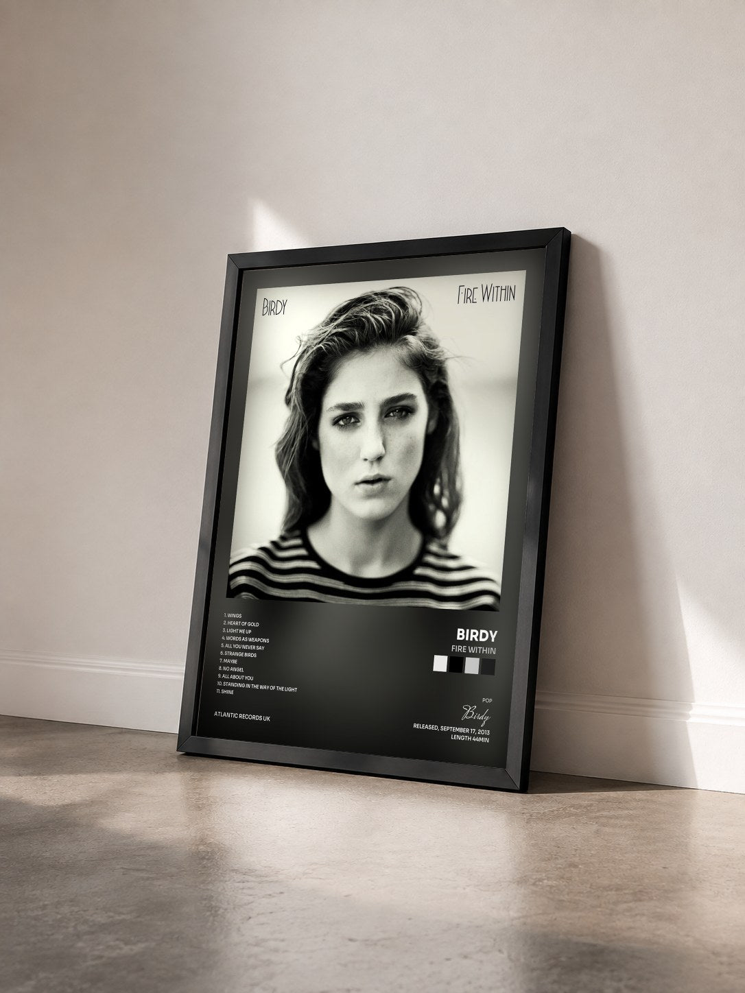 #noir Tableau de l'album Fire Within de Birdy vu de trois quarts, cadre noir