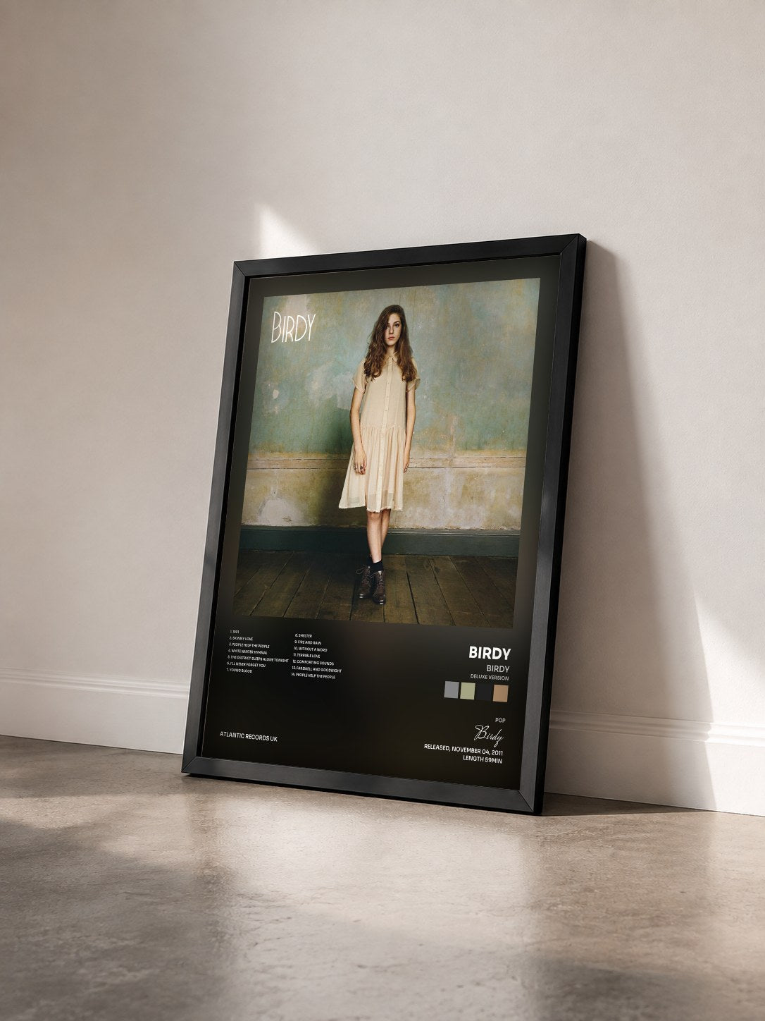 #noir Birdy (Deluxe Version) di Birdy in stampa incorniciata vista di tre quarti, cornice nera