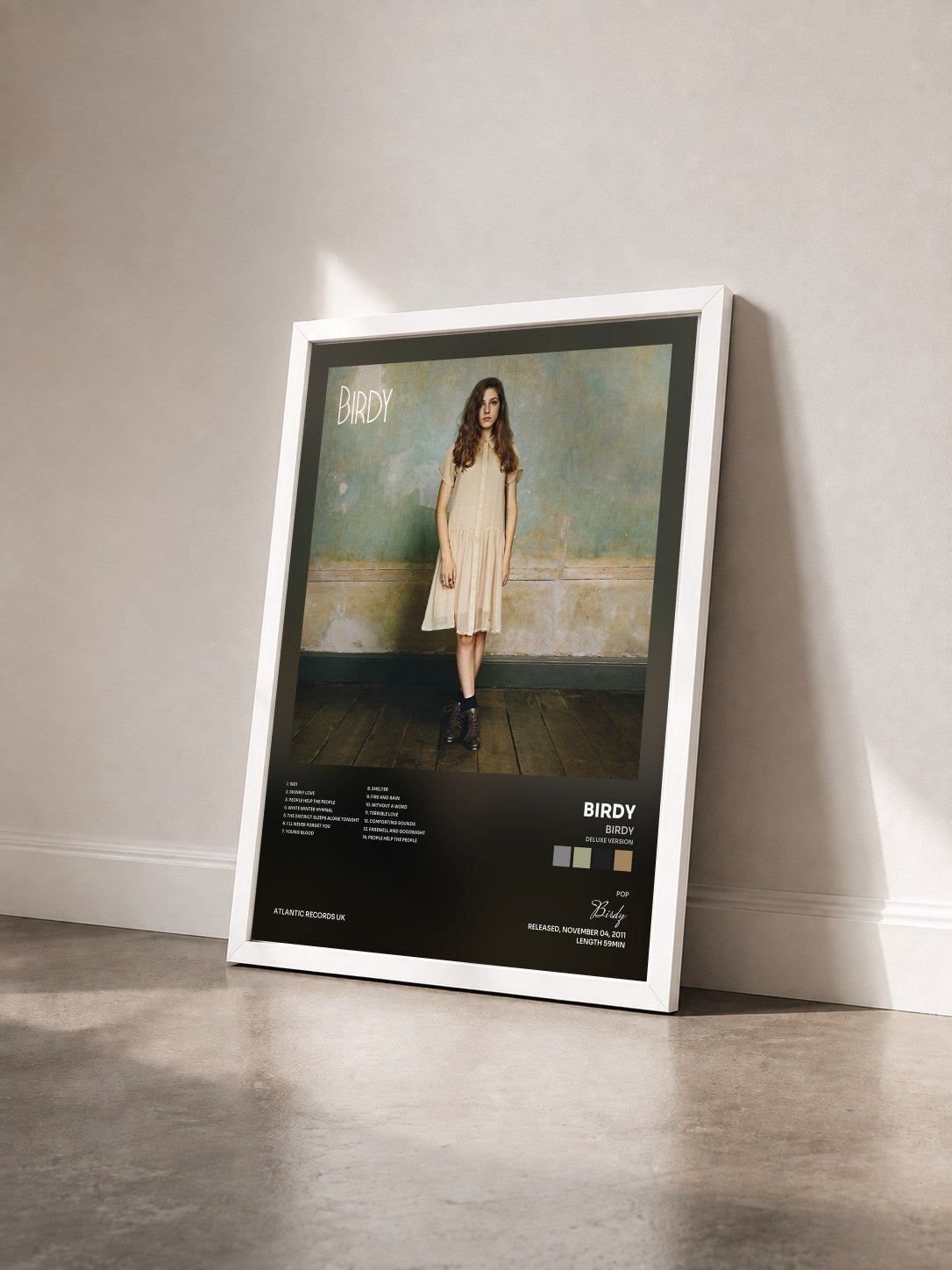 #blanc Birdy (Deluxe Version) di Birdy in stampa incorniciata vista di tre quarti, cornice bianca