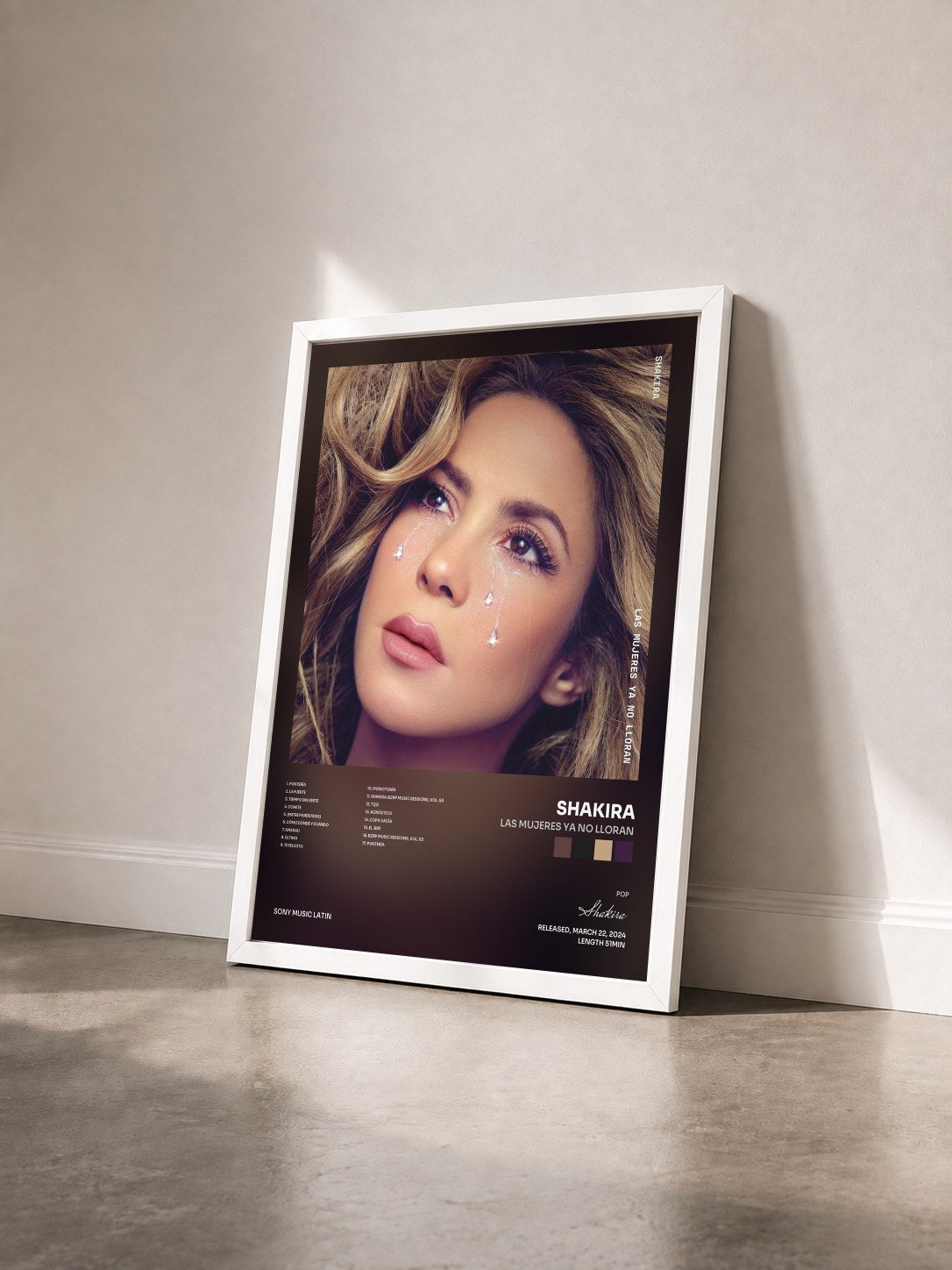 #blanc Tableau de l'album Las Mujeres Ya No Lloran de Shakira vu de trois quarts, cadre blanc