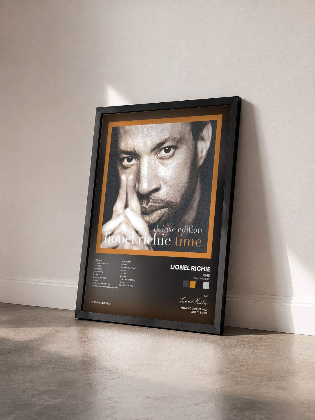 #noir Tableau de l'album Time (Deluxe Version) de Lionel Richie vu de trois quarts, cadre noir