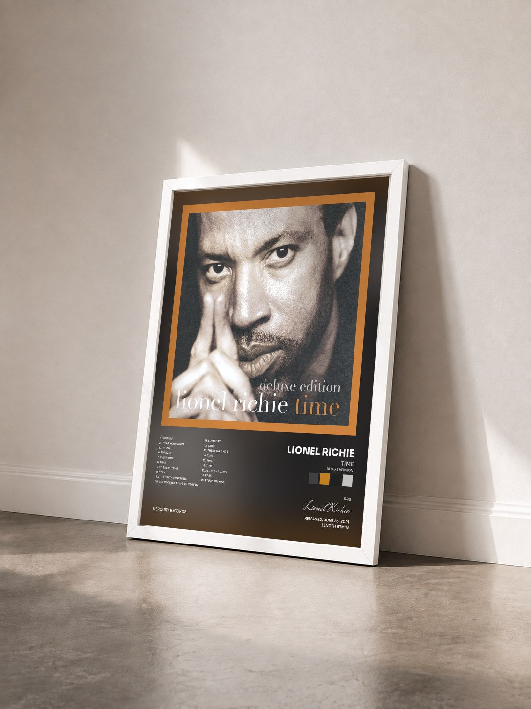 #blanc Tableau de l'album Time (Deluxe Version) de Lionel Richie vu de trois quarts, cadre blanc