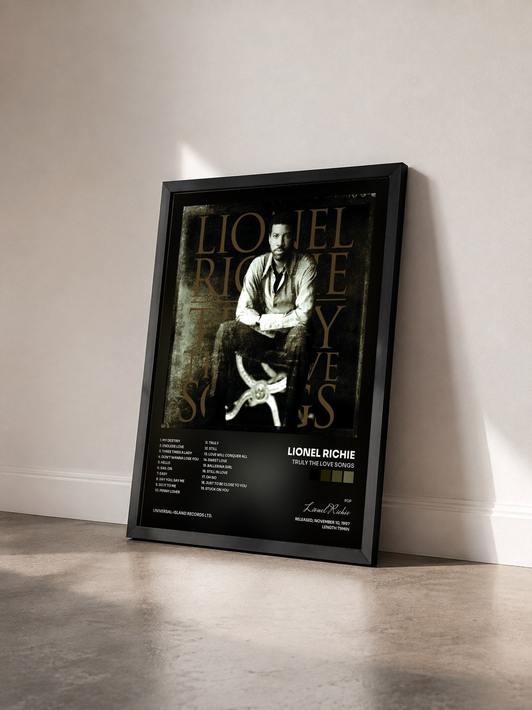 #noir Tableau de l'album Truly The Love Songs de Lionel Richie vu de trois quarts, cadre noir