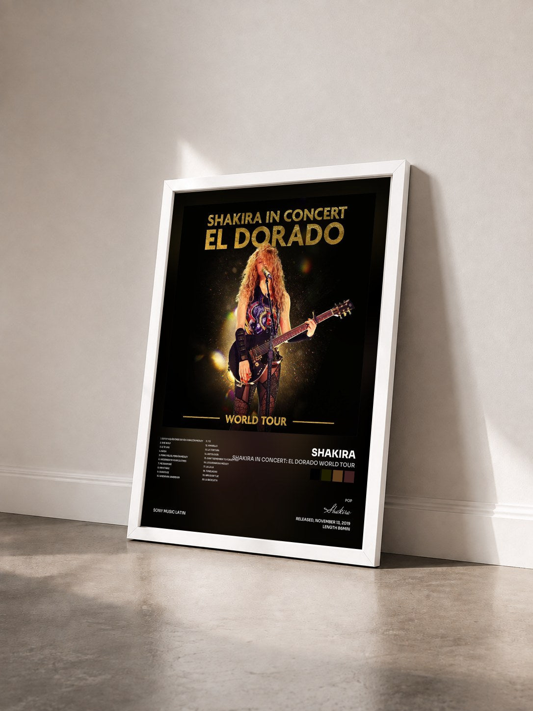 #blanc Tableau de l'album Shakira In Concert: El Dorado World Tour de Shakira vu de trois quarts, cadre blanc