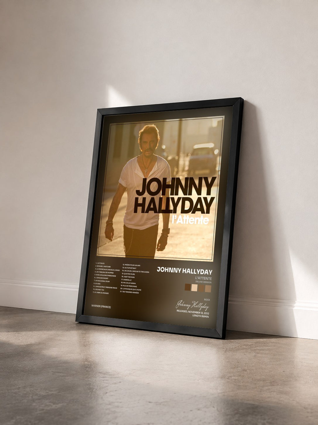 #noir L'attente (Deluxe Version) von Johnny Hallyday als gerahmter Kunstdruck von schräg gesehen, schwarzer Rahmen