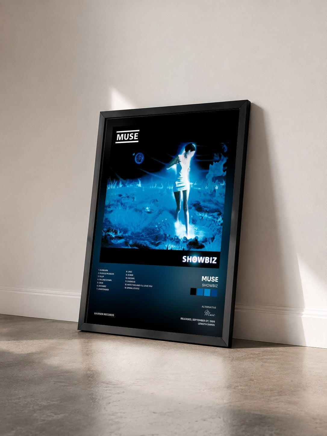#noir Tableau de l'album Showbiz de Muse vu de trois quarts, cadre noir