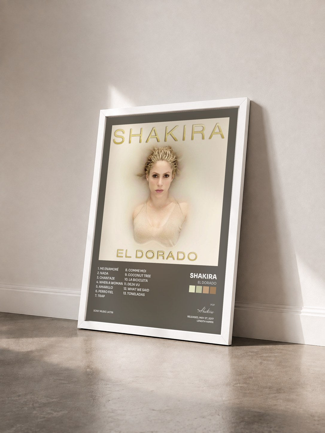 #blanc Tableau de l'album El Dorado de Shakira vu de trois quarts, cadre blanc