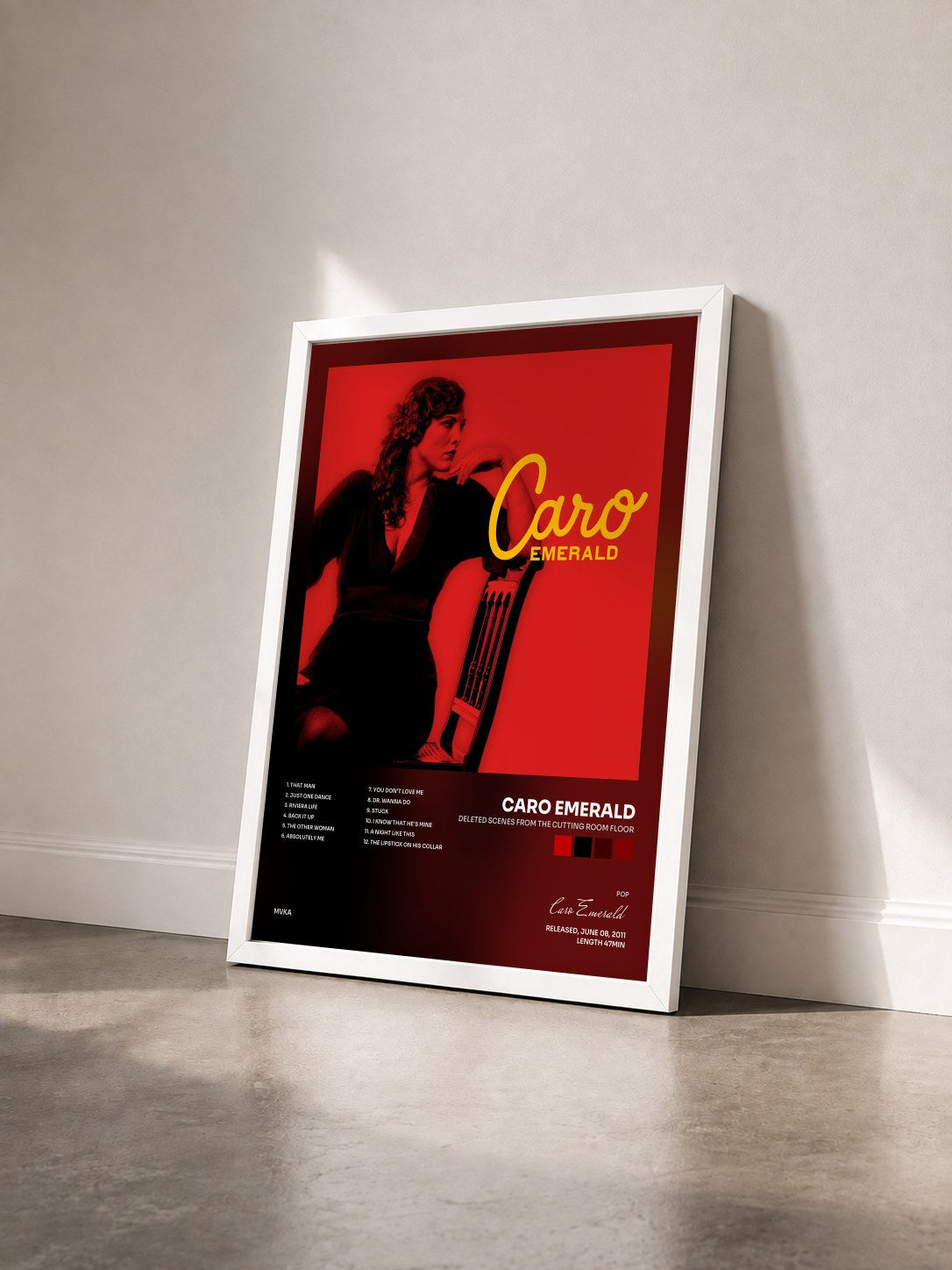 #blanc Tableau de l'album Deleted Scenes From The Cutting Room Floor de Caro Emerald vu de trois quarts, cadre blanc