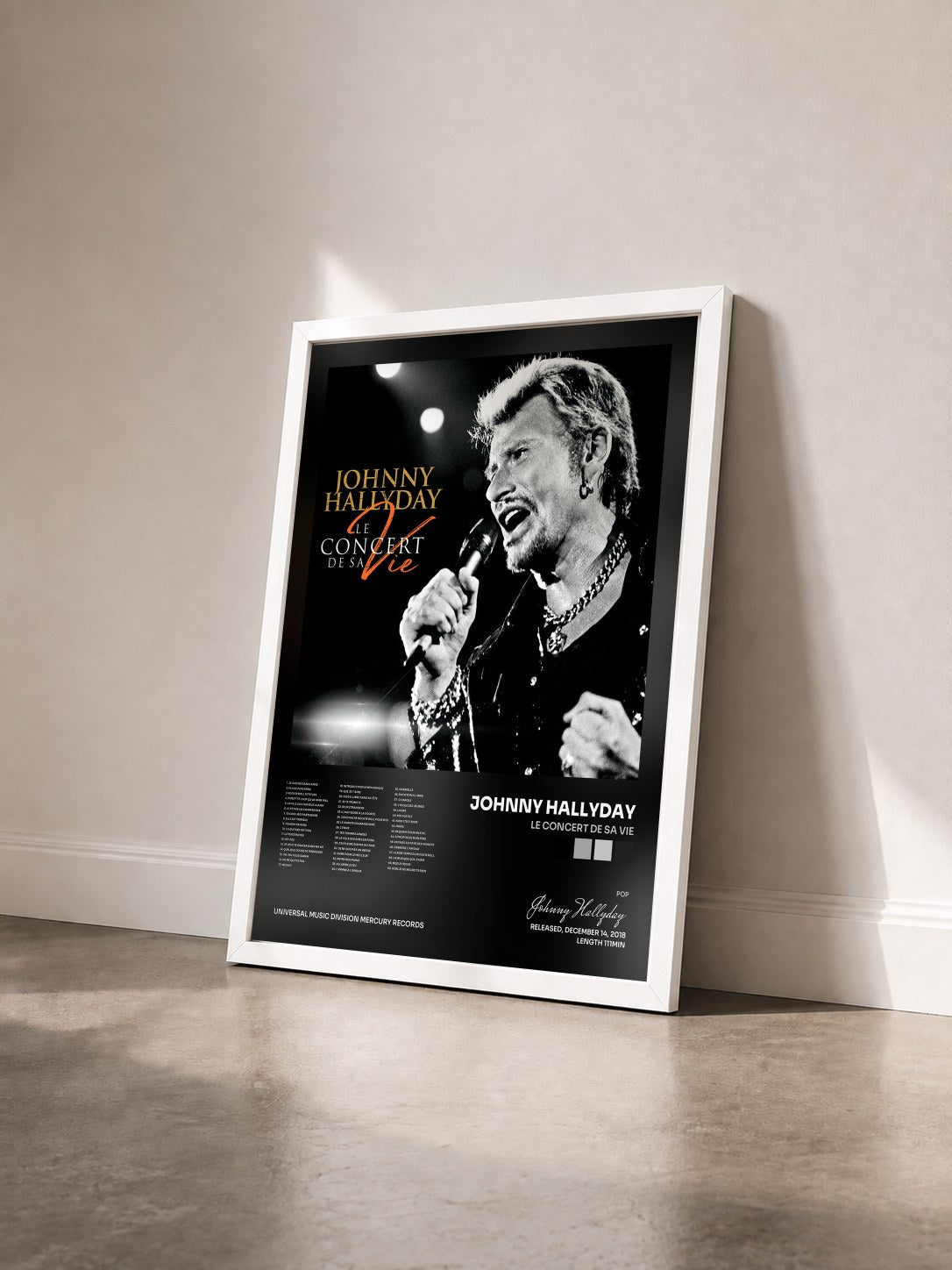 #blanc Le concert di sa vie de Johnny Hallyday in stampa incorniciata vista di tre quarti, cornice bianca